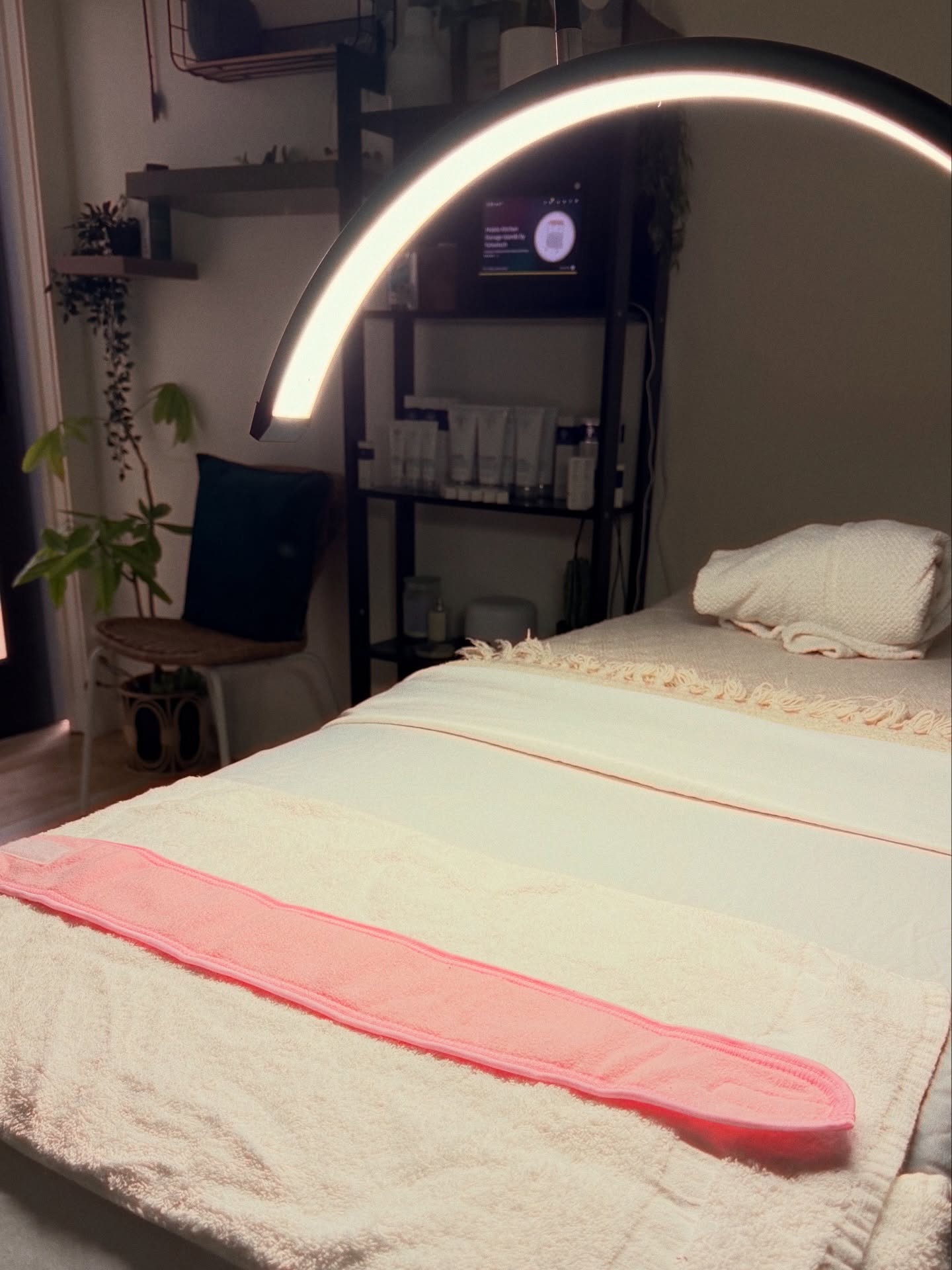 This little sanctuary is ready for all your Saturday facials at Lavish Oak ✨🤍
Can’t make it this time? Grab your spot for the next event before it disappears Sun, Dec 14th! 🫧
#glowbynoraflo #OntarioFacials #downtownontario