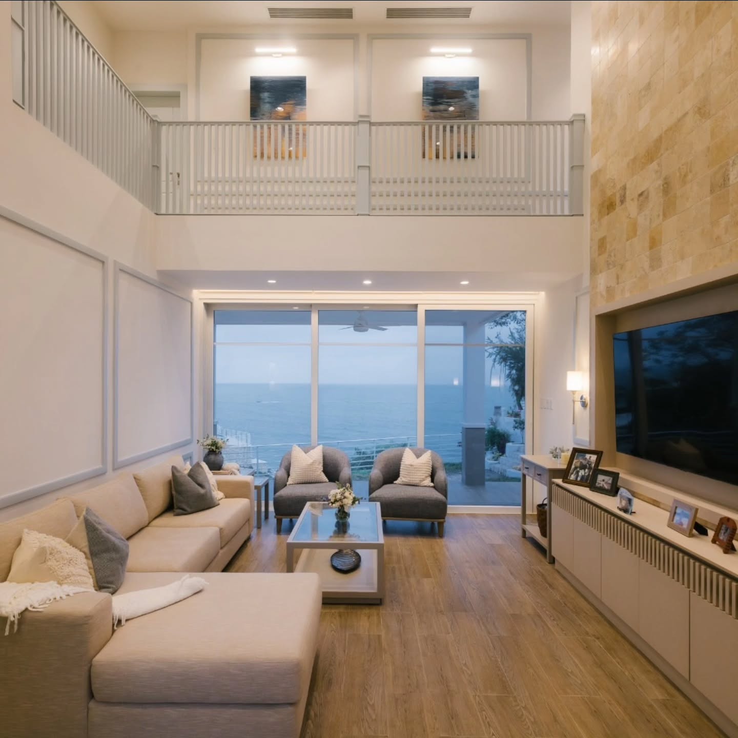 Design & Build by @dos.arch ✨️
Una paleta inspirada en el océano, con tonos azules suaves y materiales en gamas arena que dan forma a este espacio. Diseño, detalle y ejecución de inicio a fin por DOS, con control experto en cada etapa.
An ocean-inspired palette of light blues and sand-toned materials shapes this space. Design, detailing, and execution handled end-to-end by DOS, with expert control at every stage.