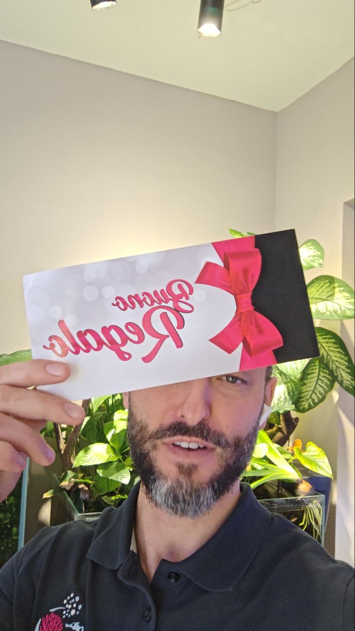 🎄 È ufficiale:
è arrivato il Natale.
Addio calzini improbabili,
dopobarba discutibili
e regali presi all’ultimo minuto.
Quest’anno si va sul sicuro:
✨ la nostra GIF Card ✨
Cartacea o elettronica,
l’effetto “wow” è garantito.
#GiftCardRevolution