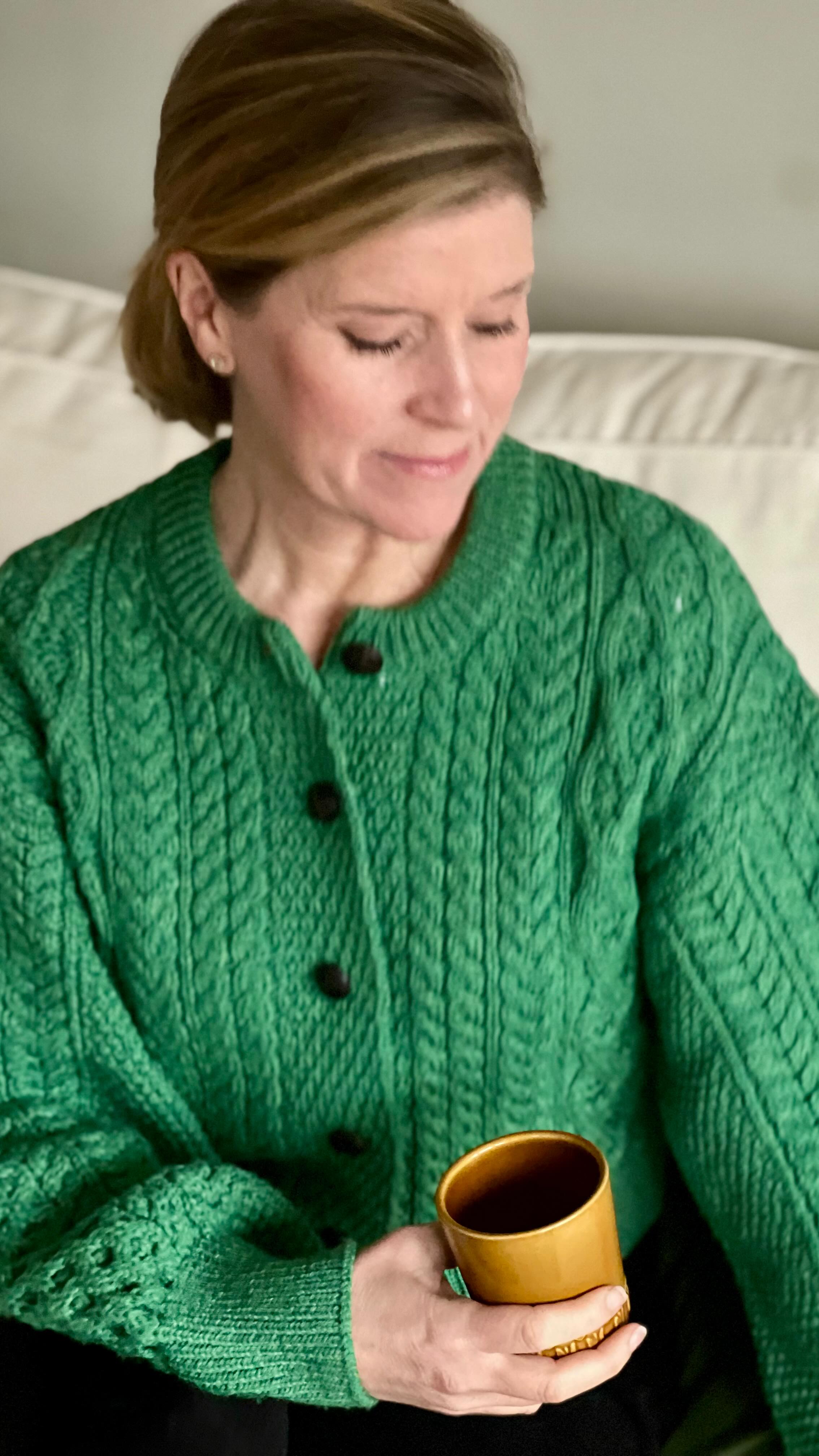 I samarbete med @irelandseyeknitwear ✨
En hälsning från Stora Essingen så här dan före dopparedagen.
Vaknade med pudersnö på terrassen - hoppar i en favoritkofta i 100 % 🧶🐑 som jag vet kommer hålla mig varm hela dagen.
Idag blir en mix av jobb och förberedelse inför 🎄🎅🏽✨❄️
Hoppas du får en skön dag ✨✨💕
@privateshopperstockholm
@irelandseyeknitwear
@cs_agentur
#privateshopperstockholm #irelandseyeknitwear #irelandseye #wool #sustanablefashion