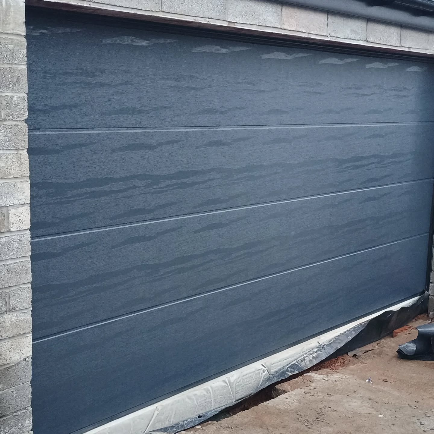 Another of our woodgrain Anthracite Grey Fully Insulated Sectional Door.
Fitted in Penarth.
For P J S Construction.
If you are interested in seeing what we can do to help you please get in touch we would love to hear from you.