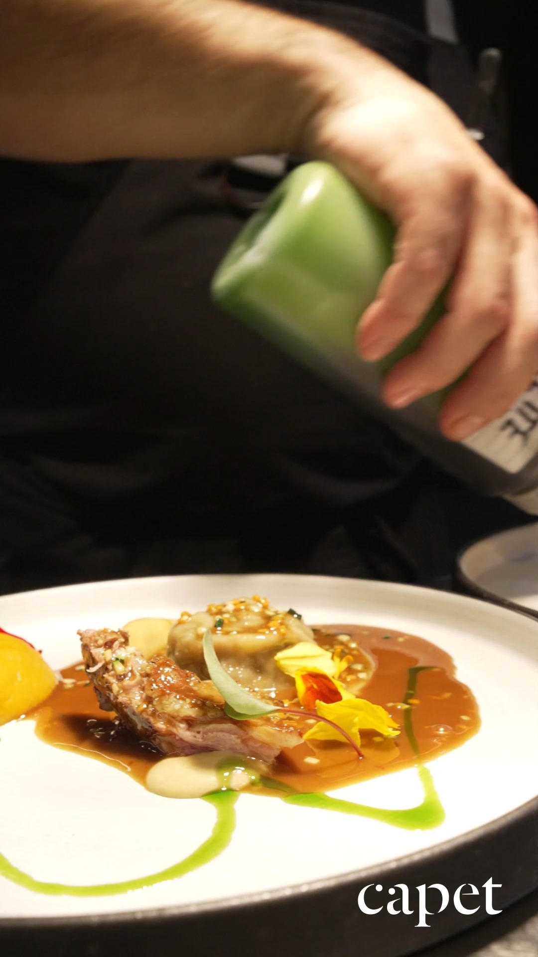 La composición toma forma con equilibrio y serenidad.
Una preparación que respira orden, intención y respeto al producto.
🔗 Reserva fácilmente desde el enlace en nuestra bio
📍 Carrer del Cometa, 5, Ciutat Vella, 08002 Barcelona
📞 937 20 44 21
#capetrestaurante #barcelonarestaurants #cocinahonesta #temporadaencapet #restaurantesbarcelona #guíamichelin #cocinadeautor #cocinatecnica #productolocal #barriogotic