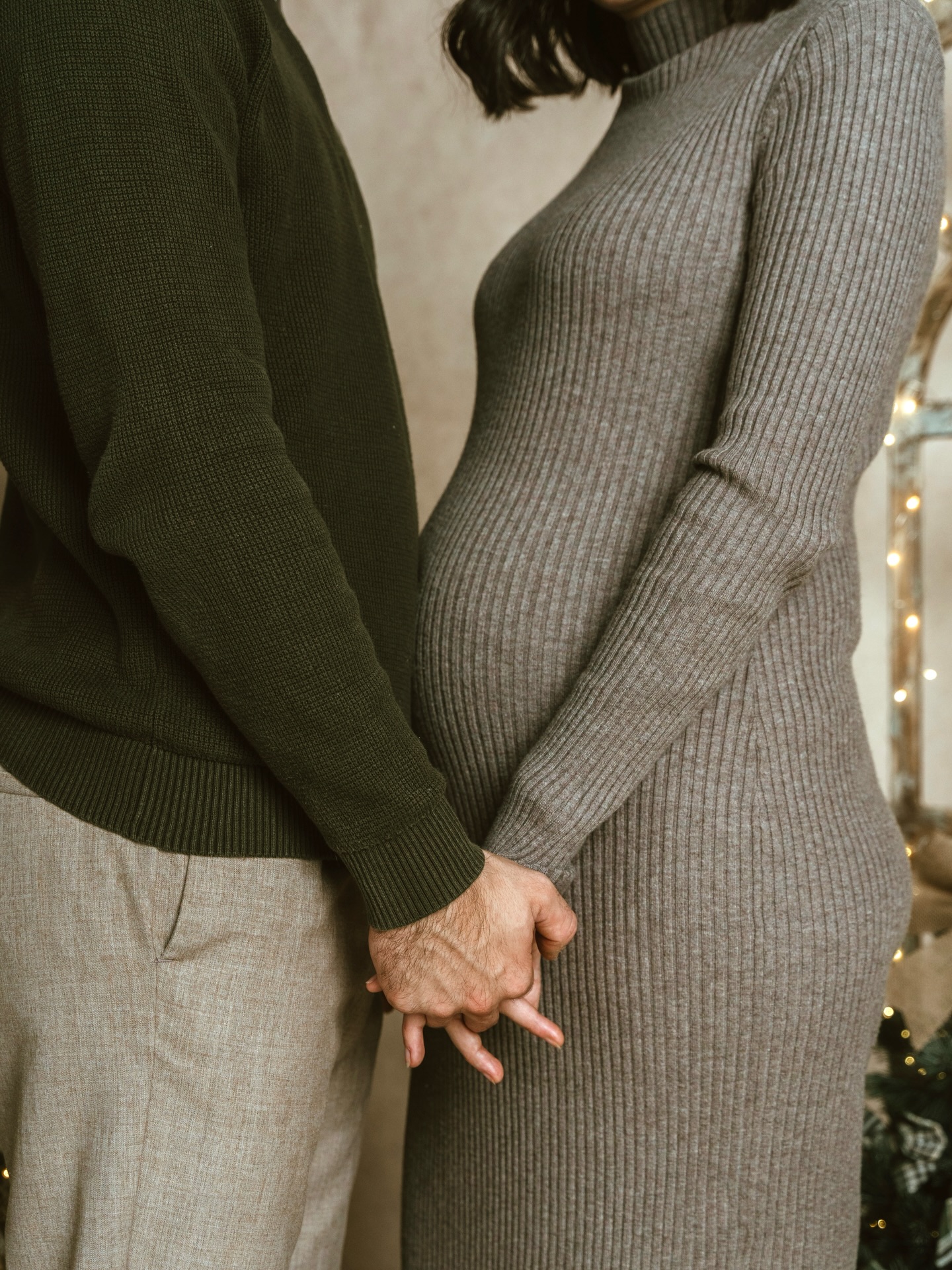 Nieuw leven 🤍
Na ons zwangerschapsverlies in april, groeit er terug nieuw leven in mij. Een mini mensje, intussen al 28 weken.✨
Magisch en toch soms ook nog een beetje onwerkelijk. 🫢
Ik voel zóveel dankbaarheid.. dat dit kleine mensje in mij groeit en vooral hoe mijn lichaam gewoon perfect weet hoe het zo’n wezentje creëert en laat groeien met alles erop en eraan.. 🙏🏼
Tijdens deze zwangerschap zak ik dieper en dieper in zachtheid, overgave en vertrouwen. In mijn vrouwelijke energie. In mijn lichaam. Nog meer luisteren, nog dichter bij mezelf komen, nog bewuster aanwezig zijn in mezelf. Zowel voor mezelf als voor onze kleine mini.
Tegelijk voel ik ook hoe ik door lagen van mijn voorouders heen beweeg. Ik heel wat de vrouwen voor mij niet konden doorvoelen. De verbinding, zachtheid en liefde die zij zichzelf niet konden toestaan, omarm ik nu met mijn hele zijn. En dat roept vaak tranen op.. en ik laat ze stromen.
Onze kleine meid laat me voelen wat echte verbinding kan betekenen. Dankzij haar voel ik nog meer kracht om nieuwe patronen te creëren, onze eigen weg te kiezen en de cirkel te doorbreken met liefde als onze gids.
Zo dankbaar voor wat je mij en ons nu al komt brengen.. 💛
📸 @evioclick