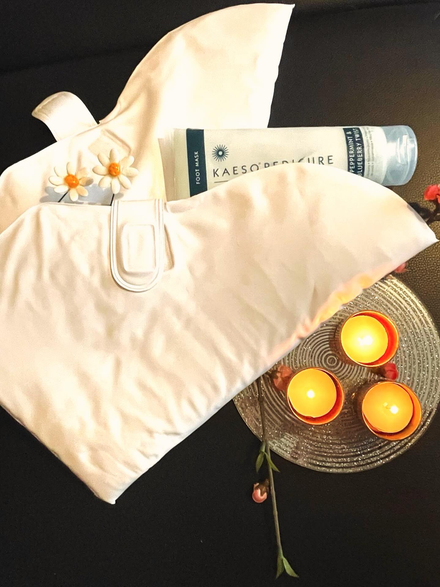 The “Winter Warmer” Upgrade is here. ☁️🦶
December is hard on your feet. You’re rushing, standing, shopping, and caring for everyone else.
We want to make sure you are completely looked after, from the crown of your head to the tips of your toes.
✨ New for December: Add our Heated Bootie & Foot Mask Ritual to any Head Spa booking for just €10.
While we work on calming your mind with our water halo, your feet will be wrapped in a nourishing Peppermint & Blueberry mask and tucked into heated booties.
It’s the ultimate grounding experience. Warmth at your feet, silence in your mind.
Call Or WhatsApp 085 107 1261.
#CoastalCalmWellness #DunmoreEast #Waterford #SelfCareIreland #JapaneseHeadSpa