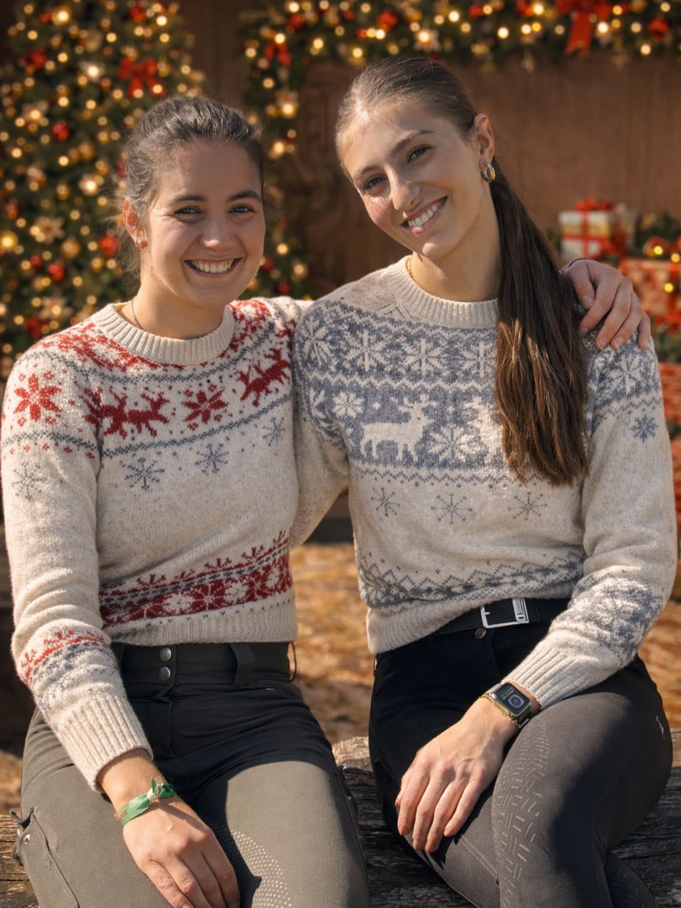 ✨Jule og nytårshilsen fra Østerlund ✨
Når vi ser tilbage på året, der er gået, vil vi gerne sende en varm og hjertelig tak til alle jer, som har været en del af vores 2025 ❤️ Tak til alle børn som har været på lejr, til alle forældre for tilliden og opbakningen, til vores samarbejdspartnere og til vores fantastiske team af hjælpere, som med engagement og omsorg gør ridelejren til noget helt særligt - sommer efter sommer❤️ 2025 blev vores 53. sæson med ridelejr på Østerlund - en milepæl, vi er både rigtig stolte af og dybt taknemmelige for. Som de første i Danmark til at afholde ridelejr, betyder det ekstra meget for os, at så mange børn og familier fortsat vælger Østerlund Ridelejr, som ramme for deres sommeroplevelser år efter år❤️ Vi har stadig stort set samme koncept som vi havde det for 53 år siden. Nemlig at man kommer hos os for at holde FERIE med hestene. Hvad enten det er sin egen, eller en pony eller hest man låner af Østerlund. Vi elsker alle de hyggelige og sjove aktiviteter. At bade med hestene, springe naturspring, ride i vores fantastiske skov, køre sulky, lave voltigering mm.
2025 gav os også en helt særlig gave 🐴🐴
Vores hoppe ‘Cranberry Ice’ overraskede os ved at få ikke bare ét, men to fine føl efter ‘Action Man Ask Z’ - En oplevelse, der fyldte os med både stor glæde og stor taknemmelighed. Ikke mindst fordi det at få tvillingeføl er meget sjældent, og det er endnu mere sjældent at alle overlever❤️ Heldigvis har både føllene og deres mor det rigtig godt og trives i bedste velgående. Vil man følge føllene kan vi anbefale at følge med på Caroline Amalies profil her på Instagram, hvor der opdateres ofte. Hun er tagget i opslaget.
Vi håber alle har haft en vidunderlig juleaften og nyder juleferie. Det gør vi, med mange rideture og ture i hestevognen i skoven - selvfølgelig med Betty spændt for❤️ Vi glæder os allerede til at byde både nye og kendte ansigter velkommen igen til sommer, og til at skabe endnu flere gode minder sammen i 2026.
✨Rigtig glædelig jul og godt nytår✨
De kærligste hilsner
os alle på Østerlund❤️