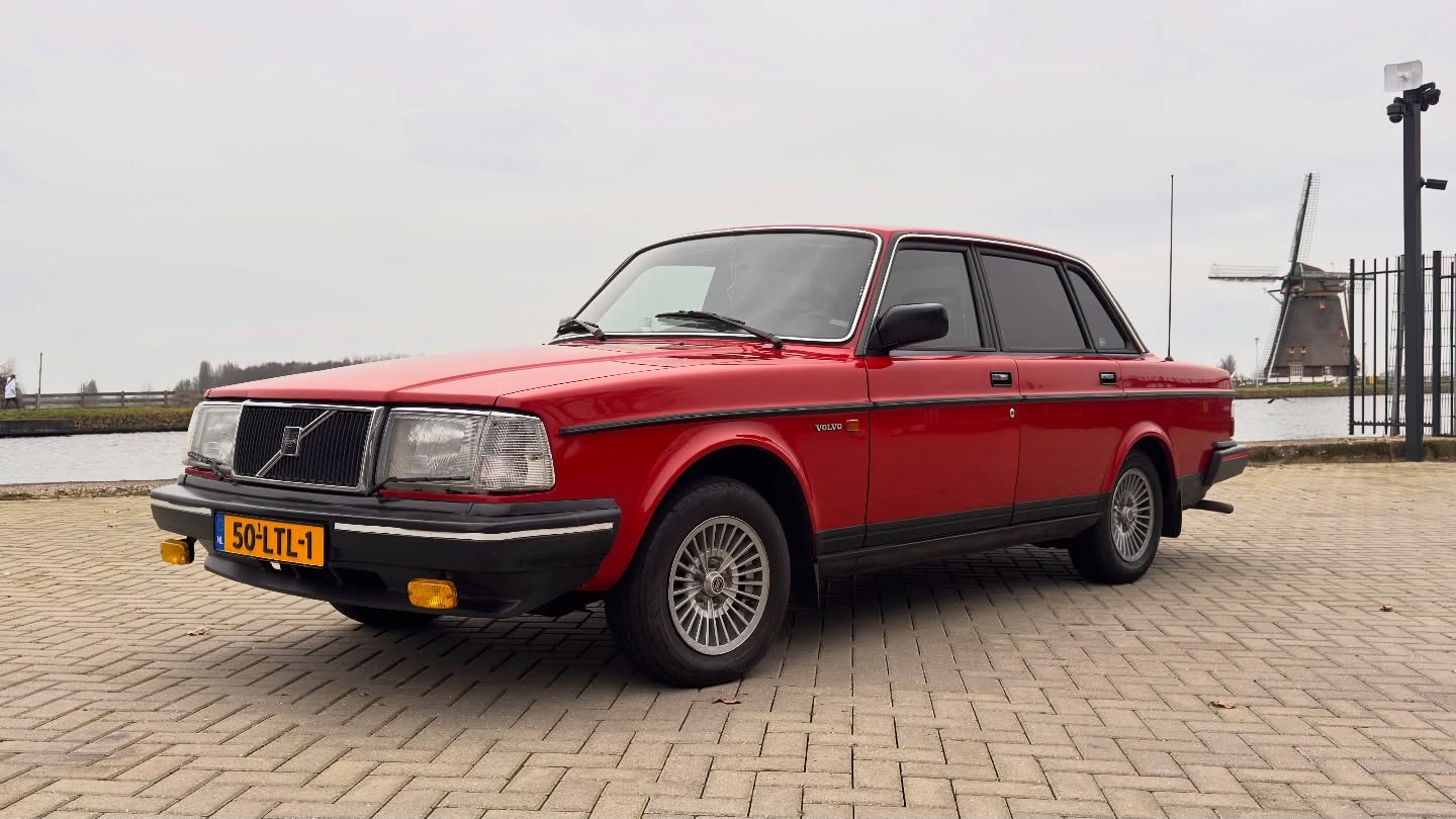 Wat een pracht allemaal, de echte klassiekers zoals deze Volvo 240 mogen ook de Blinkncar touch ontvangen🫶🏻 deze auto is geblindeerd met 5% tint achter en 70% tint voor. Zodat deze eigenaar ook weer lekker romantisch met zijn partner achterin kan ervaren😉😉