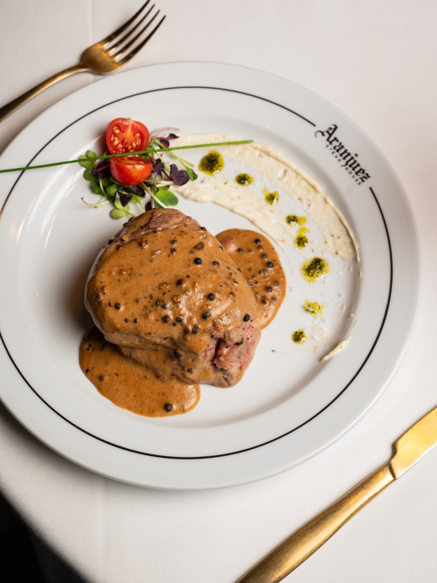 Nuestro Solomillo a la Pimienta es de esos platos que no necesitan presentación: una salsa clásica, intensa y equilibrada, acompañando un solomillo trabajado con calma. Una elección segura para quien busca sabor y consistencia🔥🥩
