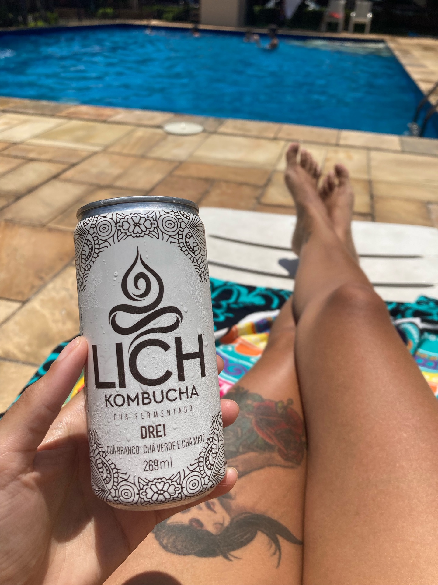 No comecinho do ano, a @jusancho_yoga me apresentou a @lichkombucha . Já gostava de kombucha, só não conhecia a marca e foi amor no primeiro gole. 🥹
Refrescante, leve, cheia de vida. ✨
A Lich logo mostrou que não é só sobre sabor, é sobre como estar nos momentos. Criar experiências e lembranças reais!
Depois da prática, na bag do pedal, na pausa da leitura ou naquele solzinho pós-piscina.
Ao longo do ano, a Lich se manteve presente nos meus dias desse jeito simples e único. Entre movimento e descanso, entre suor e silêncio, entre o fazer e o simplesmente estar. Cada sabor acompanhando um ritmo diferente do corpo, do dia, da vida.
Ter a @lichkombucha nos meus dias é um lembrete constante de estar presente e isso pra mim também é Yoga! 🙏🏻🥹