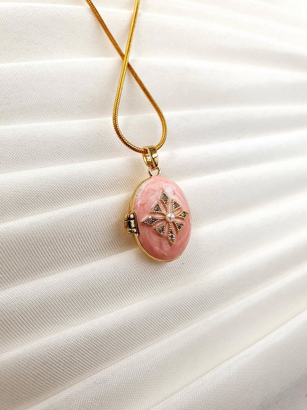 İnci Detaylı Kapaklı Madalyon Kolye 🩷
Stella Fortis™ ışıltısıyla tüm kadınların yanında.
#Amazon
#HepsiBurada
#Trendyol
https://www.stellafortis.com.tr/