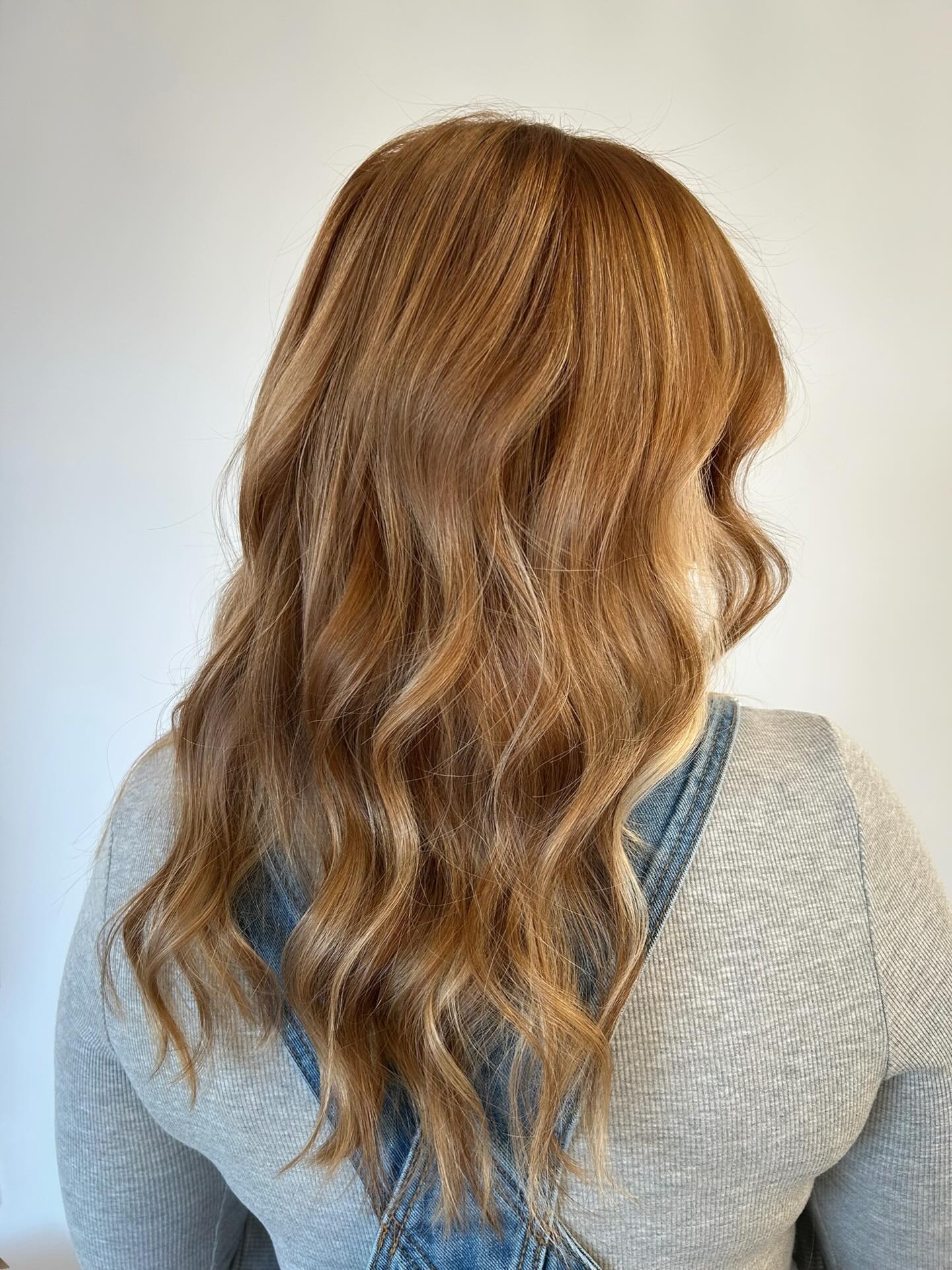 Red is in ❤️🔥
Natural copper with pops of blonde for the perfect combo ✨
•
•
•
•
•
•
•
•
•
#greensboro #greensborosalon #highpointsalon#uncg #elonuniversity highpointuniversity hpu triadncsalon greensborofood greensborophotographers greensboronailsalon blondes balayage highlights greensboroblondespecialist greensboroextensions highpointextensions