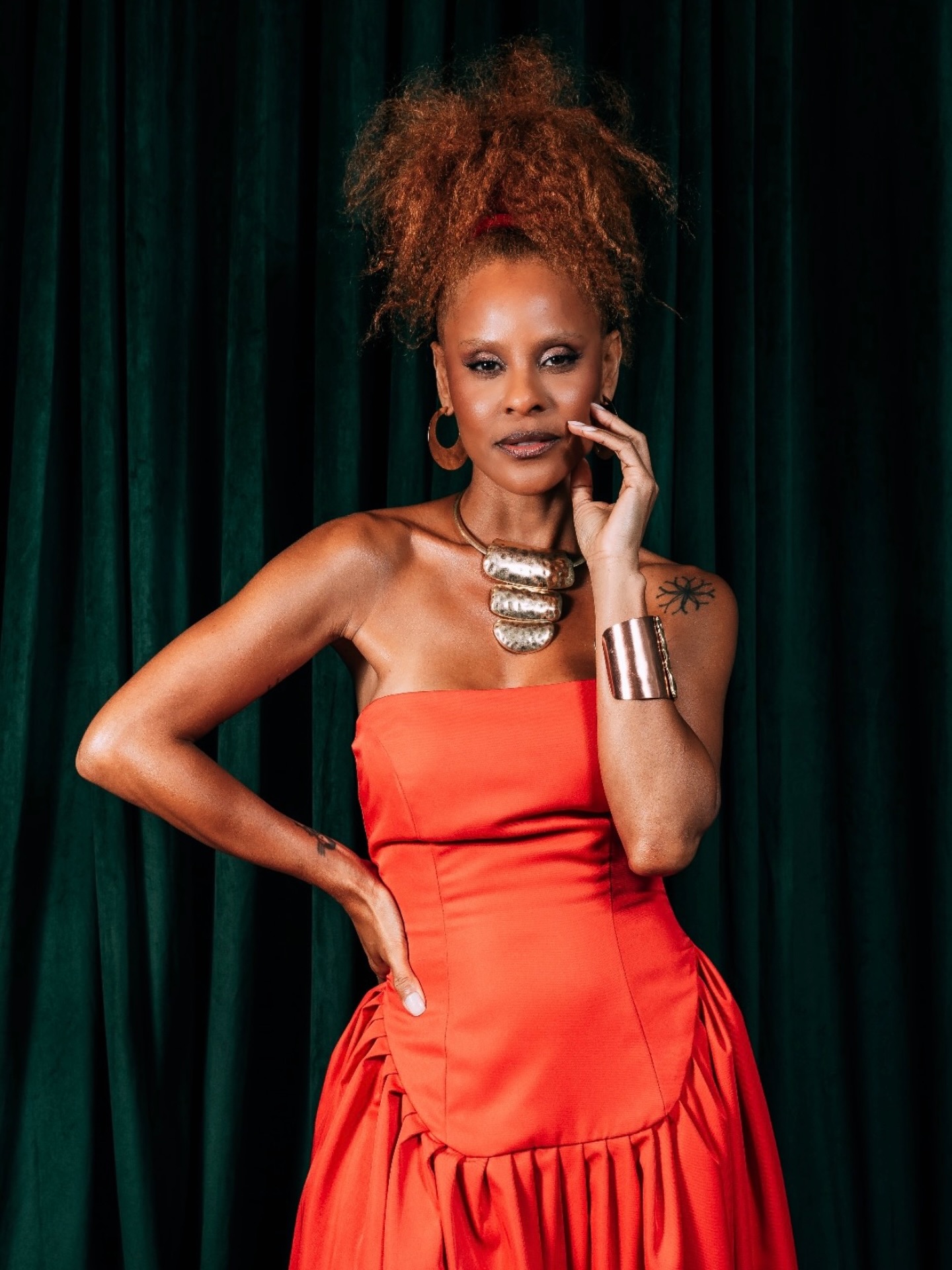 Hoje é o último episódio da temporada do programa “Angélica Ao Vivo” no @gnt !!!
Não percam às 22h30 muita música e bate papo com a participação da nossa cantora @alinewirley .
Reprise do programa sábado às 13h45 e também disponível no @globoplay
Fotos @isabellapinheiro
#alinewirley #gnt #angélicaaovivo #gruporouge #amordefã