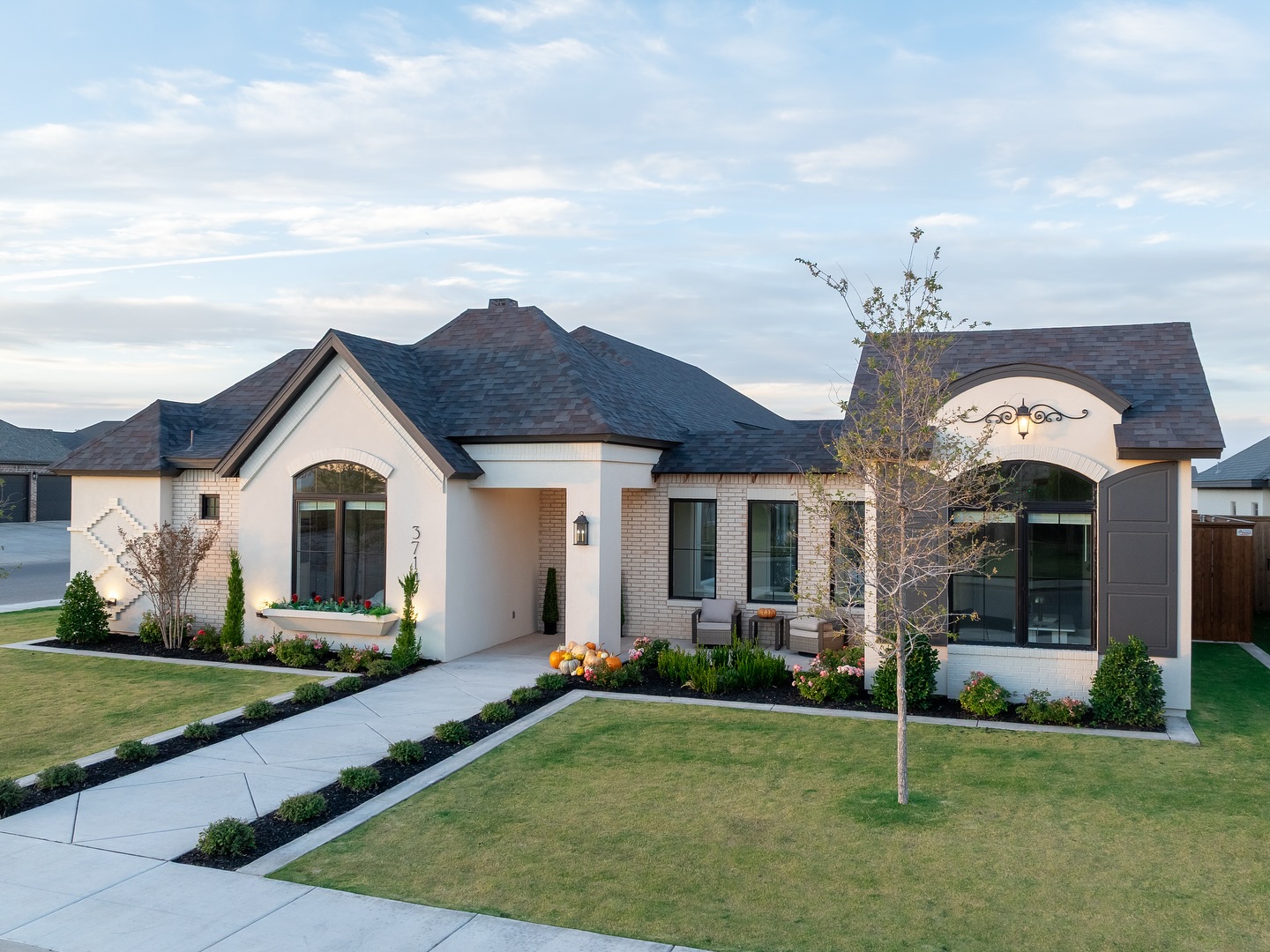 So much character & charm 🤍
Builder: @atlashomeslbk
Photographer: @ashleyadamsmedia
#pddtexas #lubbockcustomhomes #curbappealgoals #lubbocktexas #lubbockhomes #ashleyadamsmedia