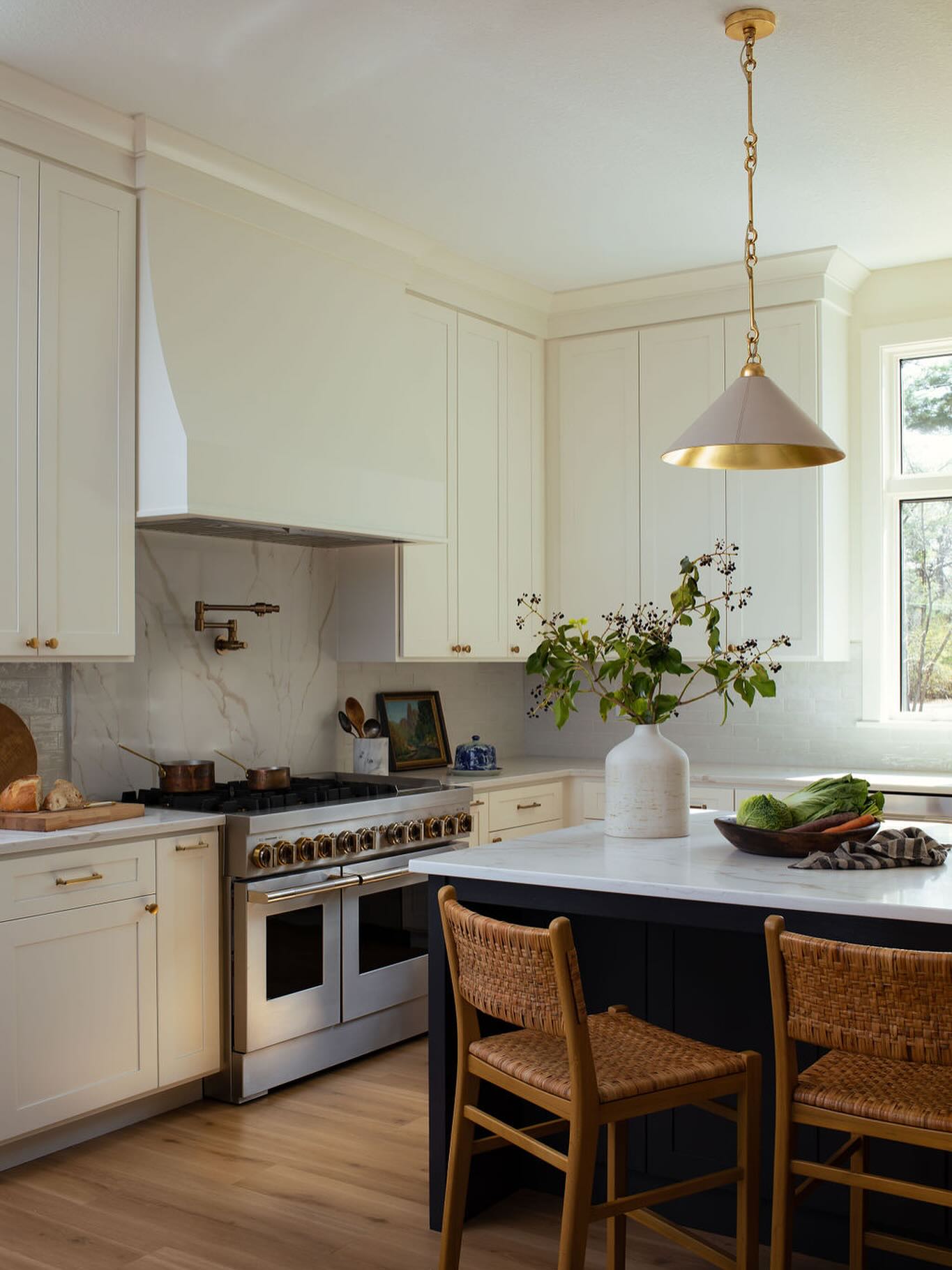 The season for warmth, laughter, and togetherness is here! A kitchen designed to bring people close, one meal at a time. #projectmoderntudor
Build: @divinecustomhomes
Interior Design: Haven Design Collective
Styling: @charestvalentine
Photography: @ashley_sullivan__
