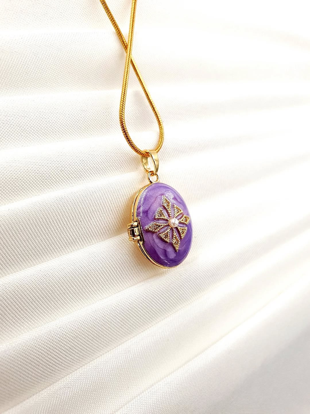 İnci detaylı kapaklı madalyon Kolye 💜
Stella Fortis™ ışıltısıyla tüm kadınların yanında.
#Amazon
#HepsiBurada
#Trendyol
https://www.stellafortis.com.tr/