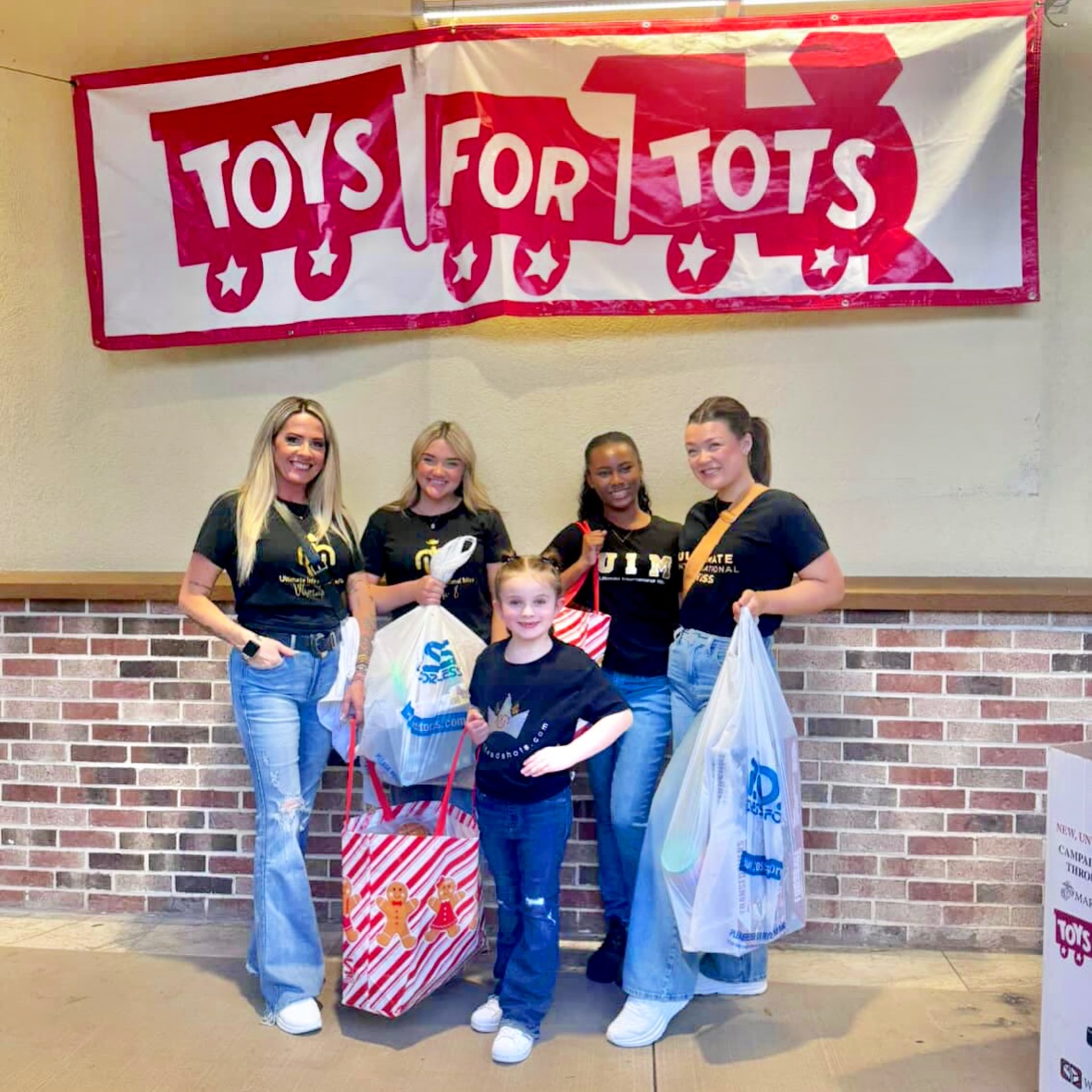 ✨Serving Queens ✨
Five of the Ultimate 8 spent some time yesterday picking up some toys to donate for @toysfortotsofficial in Orlando!
With two sick and one flying in a bit later than expected, the Queens made the best of the time for the first day back together!
#UltimateImpact