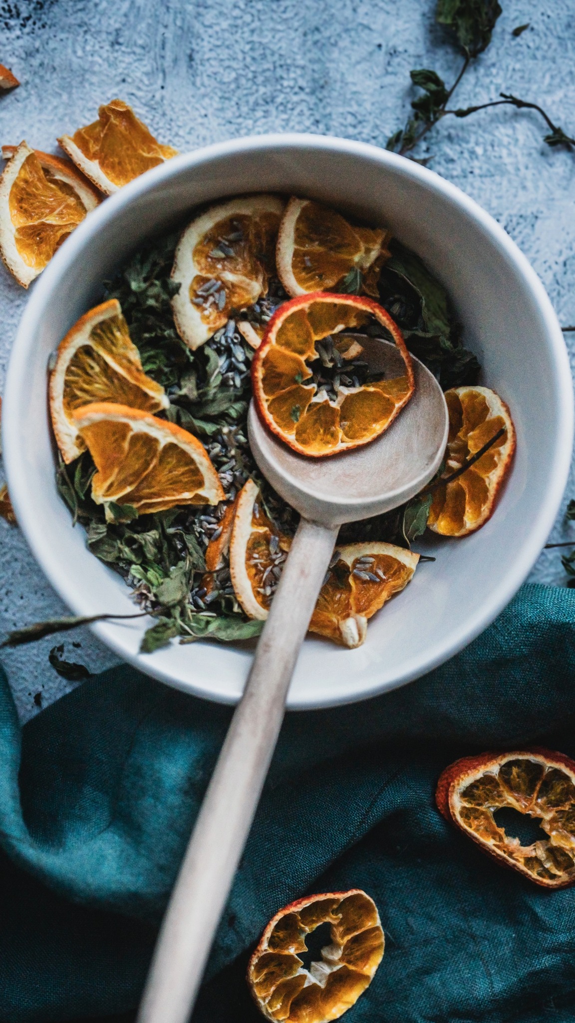 🍊🌿 Pomerančové potpourri
Voňavý dárek na poslední chvíli –
i když doma nemáš éterické oleje.
Stačí bylinky, citrusy, voda a sporák.
Jednoduchý způsob, jak přirozeně provonět domov 🤍
Co budeš potřebovat
1 hrnek sušených plátků pomeranče
1 hrnek mandarinky (nebo citronu)
1 hrnek sušené máty
1 hrnek sušené levandule
Jak na sušené citrusy (pokud je nemáš):
Citrusy nakrájej na tenké plátky, rozlož na plech
a suš v troubě na nejnižší stupeň.
Každých cca 20 minut plátky otoč.
Sušení trvá přibližně 3–4 hodiny.
Jak potpourri použít
Do malého hrnce dej vodu a pár lžic směsi.
Zahřívej bez pokličky těsně k bodu varu,
pak stáhni plamen a nech 15–20 minut provonět byt.
✨ Ulož si recept
na zimní večery nebo jako rychlý přírodní dárek.
#bylinkatka #potpourri #prirodnivune #zimnidomov #vanocnitvoreni