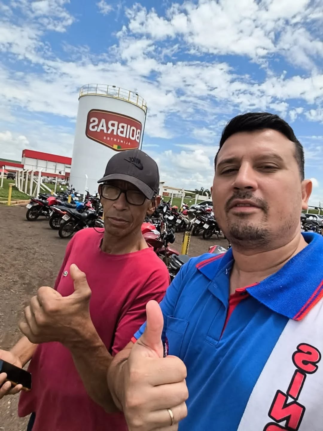 🎄 Natal Premiado SINDMASSA MS na Boi Brás! 🎁
É tempo de celebrar e valorizar quem trabalha duro o ano todo!
O SINDMASSA MS marcou presença na empresa Boi Brás, em São Gabriel do Oeste, para realizar a entrega dos prêmios do nosso Sorteio de Natal.
Foi um momento de muita alegria, com a entrega de batedeiras, micro-ondas, ventiladores e muito mais para os nossos associados.
Um agradecimento especial ao nosso Diretor Júnior, que esteve lá representando o sindicato e garantindo que tudo corresse perfeitamente. 👏👏
Parabéns a todos os ganhadores!
O SINDMASSA MS deseja um Feliz Natal e um próspero Ano Novo a todos os trabalhadores!
#SINDMASSAMS #SorteioDeNatal #BoiBras #SãoGabrielDoOeste #ValorizaçãoDoTrabalhador Natal2025 DiretoriaAtuante