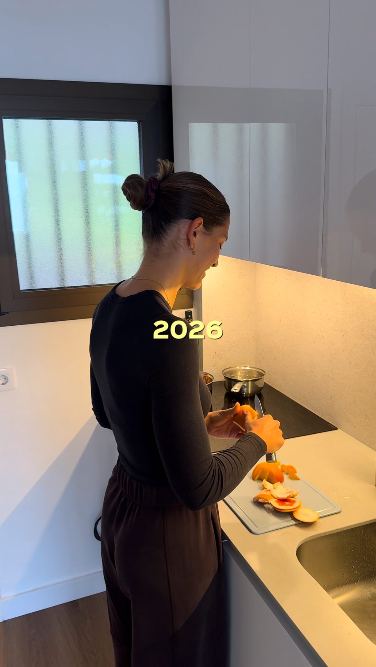 Lass dir zum Jahresbeginn bitte nicht einreden, dass du mit irgendwelchen Kuren, Cleanses & Detox in das Jahr starten und alles komplett verändern musst.🙌🏼
Reflektieren & (neue) Ziele stecken ist das eine. Aber vor allem im Bereich Ernährung steckt da so viel Marketing & Industrie dahinter!! Schau da, was dir gut tut und hilft, entspannt in das neue Jahr zu starten.
👉🏼 Es kommt immer noch auf die Basics an & vor allem auch: Nicht alles auf einmal verändern, sondern step by step!!
Happy New Year ✨