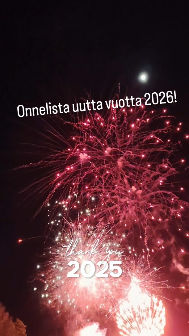 Happy New Year!
Mettäbaarin ensimmäinen vuosi on takana – ja mikä vuosi! 💚
Iso kiitos Lapin Epulle ja Kallelle rakentamisesta ja kunnostuksesta – te loitte todennäköisesti Saariselän yhteisöllisimmän ja tunnelmallisimman paikan!
Kiitos meidän huikealle henkilökunnalle, artisteille, yhteistyökumppaneille ja ennen kaikkea teille, rakkaat asiakkaat.
Teidän hymynne on meille suurin palkinto. ❤️
Onnellista uutta vuotta 2026 ja paljon uusia Mettäbaari-hetkiä! 🥂✨
Our first year at Mettäbaari is behind us – and what a year it’s been! 💚
A big thank you to Lapin Eppu and Kalle for the amazing construction and renovation work – you created probably the most welcoming and atmospheric place in Saariselkä!
Thank you to our fantastic staff, artists, partners, and above all you, our dear guests.
Your smiles are the greatest reward for us. ❤️
Wishing you a happy New Year 2026 and many more Mettäbaari moments to come! 🥂✨
#mettäbaari #saariselkä #lappi #lapland #paikallinen