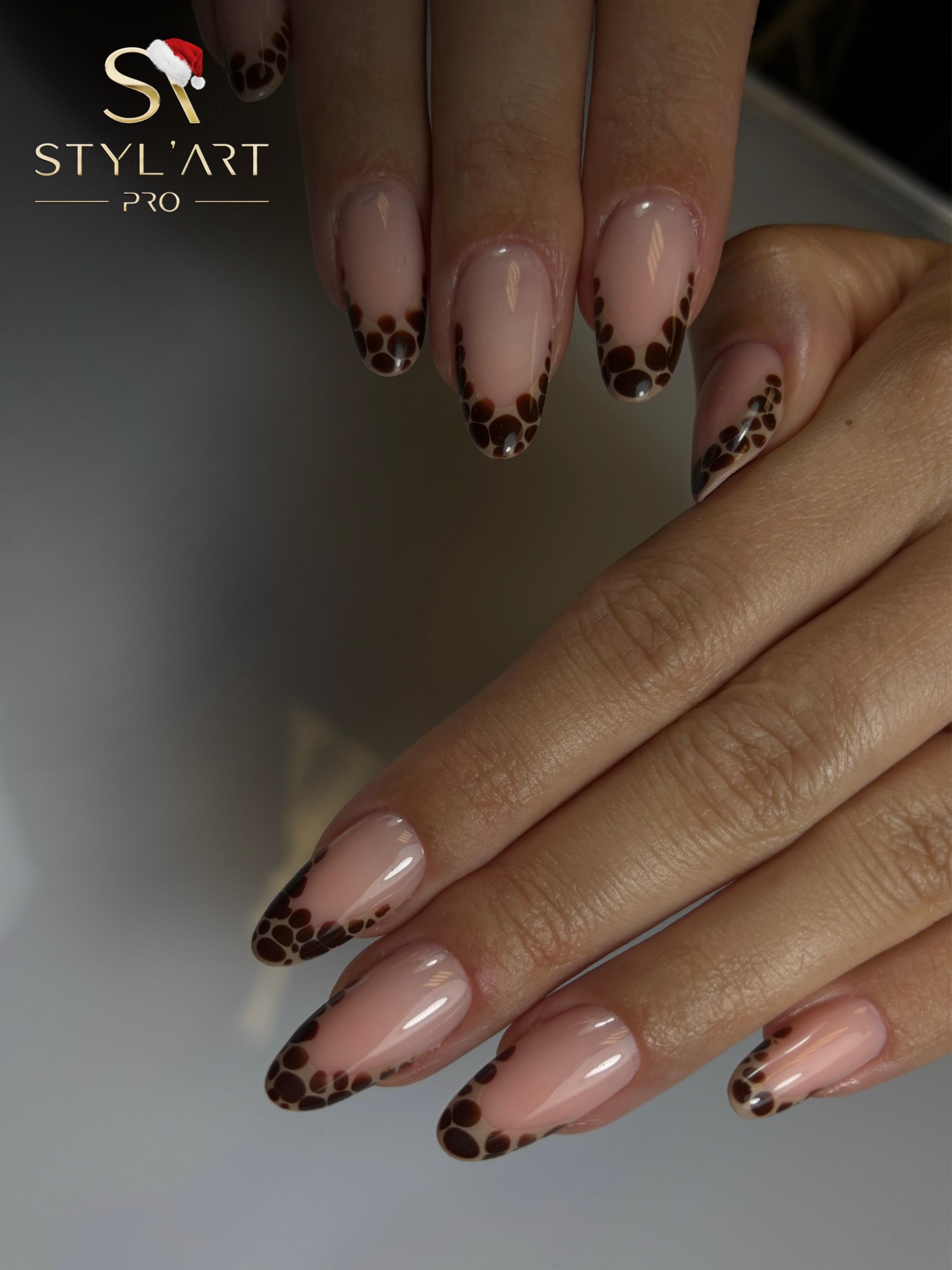 ✨French moderne✨
Une pose tout en finesse réalisée par notre ambassadrice Océane, @mo.nailsmaster un design subtil mais sophistiqué qui apporte du caractère tout en restant délicat
Parfait pour celles qui aiment les poses douce avec une pointe d’originalité
Vous aimez ce style ?
Dites-le nous en commentaire 👇
On a hâte de lire vos retours !