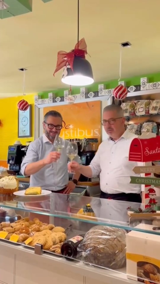 📢 ATTENZIONE, AMANTI DEL PANETTONE!
SOLO DOMENICA! 📢
Se come noi siete già in modalità "feste", abbiamo la promo che fa per tei, solo per questo weekend! Il vino ve lo offre Degustibus! 🍷
La formula è semplicissima e golosissima:
👉 PRENDI 2 PANETTONI (Inizia la scorta, dai!)
👉 RICEVI SUBITO UNA BOTTIGLIA DI VINO in omaggio!
Passate a trovarci e approfittate subito di questa occasione per rendere le vostre feste ancora più dolci... e briose! 😉
Ci vediamo domani, allora?
Fatecelo sapere nei commenti! 👇
#degustibus#degustibuscafe #PromozioneLampo #Degustibus #panettone #VinoInRegalo #DomenicaDiFesta #marianocomense