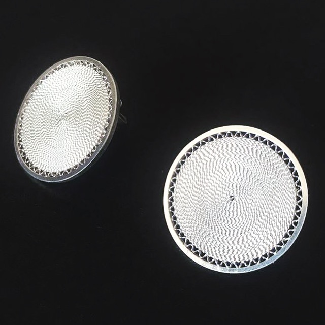 Un joli détail ajouré en zigzag…
Disponible en version doré or jaune au popup @facons.ch à Neuchâtel
Boucles d’oreilles collection PLEINE LUNE
Argent 925
20mm
#pleinelune #zigzag #details #filigreejewelry #noeebijoux