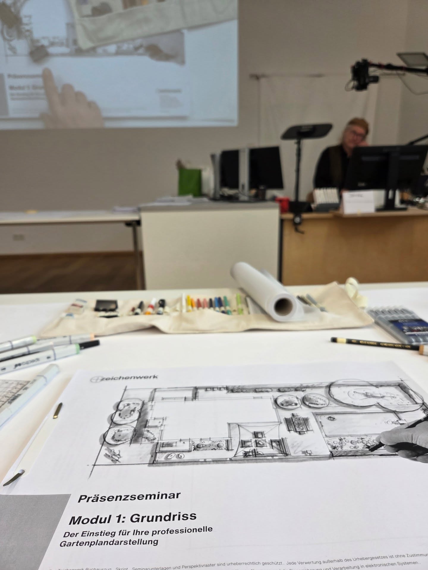 Weiterbildung
Sehr spannende Tage beim Präsenzseminar von Daniel Nies.
www.zeichenwerk.de
Modul 1: Grundriss – professionelle Gartenplandarstellung
Vielen Dank für den inspirierenden Austausch und das wertvolle Wissen!
#weiterbildung #gartenplanung #InnGärten #zeichenwerk