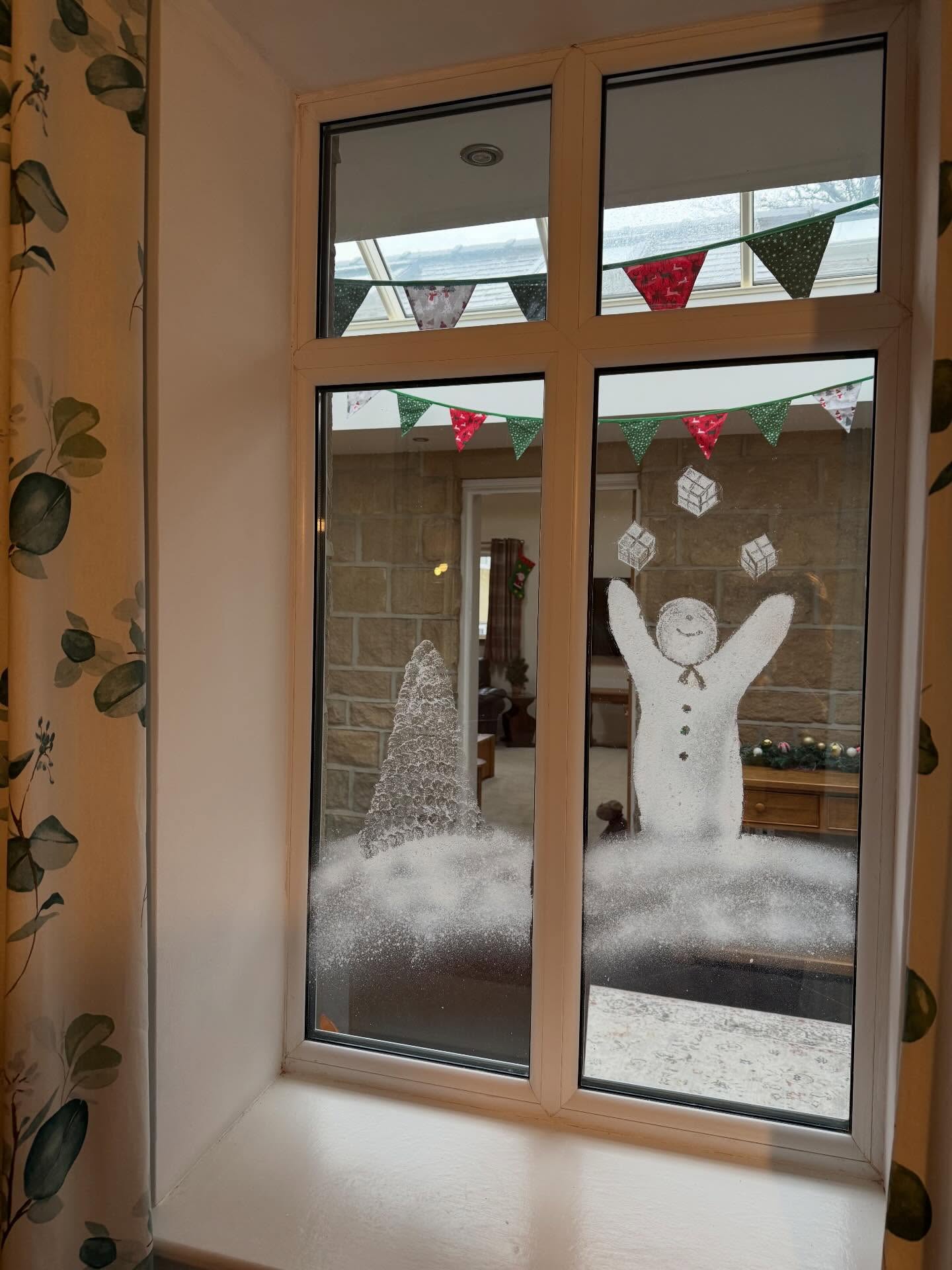 A huge thank you to Sarah for our amazing snow art displays! The cottage and glamping pods are feeling very festive🎄🎅🏻
#windowart #snowart #christmas #holidaycottage #glampingpods