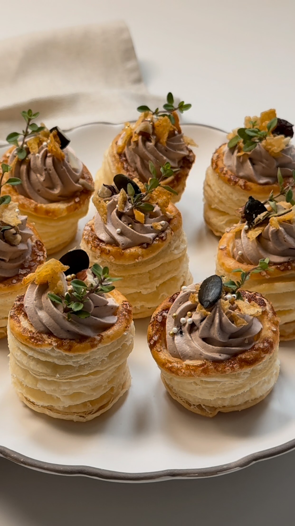 🎄 VOL-AU-VENT SUCRÉS CHOCOLAT-NOISETTE✨
Une idée originale pour surprendre vos invités ✨.
On t’a concocté une délicieuse recette simple, légère et gourmande de vol-au-vent sucrés, parfaite pour les fêtes!
INGRÉDIENTS:
- Pâte feuilletée prête à l’emploi (ou pâte feuilletée végétale, sans beurre)
- 50 g de crème à fouetter (ou crème végétale à fouetter : coco, soja ou avoine)
- 1 c. à soupe de pâte chocolat-noisette (ou version végétale / sans produits laitiers)
- Granola artisanal suisse sans gluten @lesgranolasdejenny
- Jaune d'oeuf, lait végétal ou sirop d’érable (pour la dorure, optionnel)
PRÉPARATION:
▶️ Préchauffez le four à 190 °C et tapissez une plaque de papier cuisson.
▶️ Découpez deux cercles de pâte feuilletée. Dans l’un, découpez un plus petit cercle au centre pour former un anneau.
▶️ Posez l’anneau sur le cercle plein afin de former le vol-au-vent. Répétez l’opération.
▶️ Badigeonnez de lait végétal ou de sirop d’érable (optionnel, pour une belle coloration) et enfournez jusqu’à ce que la pâte soit dorée et bien gonflée.
▶️ Laissez refroidir complètement.
▶️ Fouettez la crème (classique ou végétale) avec la pâte chocolat-noisette, garnissez les vol-au-vent et parsemez de granola artisanal avant de servir.
#lesgranolasdejenny #recettefacile #noël #sansgluten #suisse