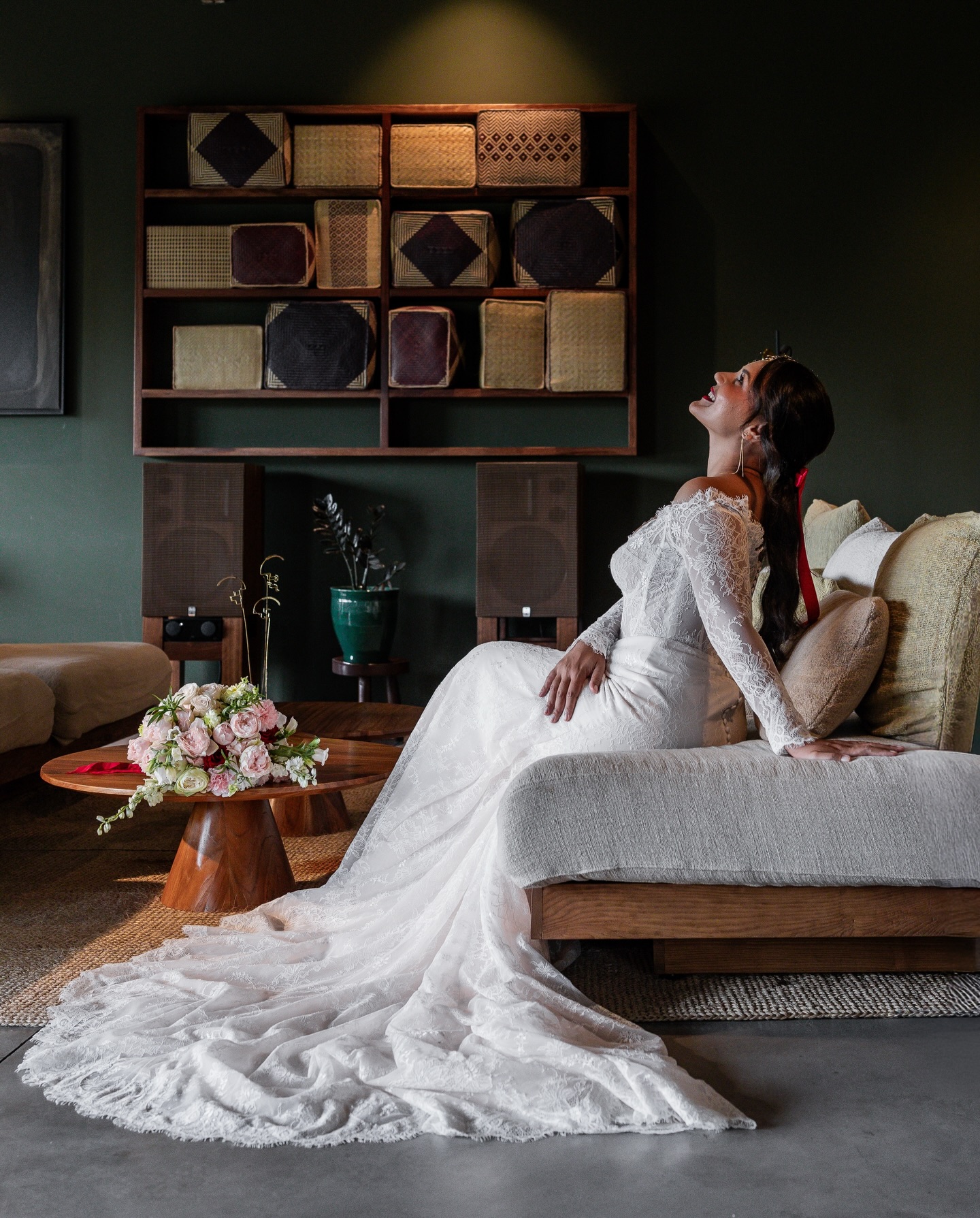 Sortir de sa zone de confort ✨
Lorsque le duo de choc de @riviereflorale m’a contactée pour me proposer un shooting d’inspiration, je me suis dit : allez, pourquoi ne pas se lancer un nouveau défi ? 😁
Sortir de mes habitudes.
Tester un univers plus éditorial.
Jouer avec les ambiances, la lumière, les détails.
Prendre le temps.
Composer.
Explorer.
Me laisser porter par l’inspiration.
Le tout dans l’ambiance atypique de l’@hotelletuittuit, une très belle découverte 😍
Une lumière douce, un décor qui invite à ralentir… et Noël qui approche 🎄
Photographe | La Réunion | Mariage | Lifestyle
Design et scénographie florale : @riviereflorale
Photographe : @carmen_l_photographe
Robe : @lessecretsdagape
MUA : @elove_beauty.mua
Coiffure : @jessicavcoiffeuse
Modèle : @paris_laurie
Décoration de noël et vaisselle : @rdeco_byravate
Lieu @hotelletuituit
—
Je suis Carmen, photographe de l’humain.
J’aime raconter vos histoires d’amour sous toutes leurs formes ✨
🎁 Les bons cadeaux sont disponibles pour les fêtes de fin d’année
💌 MP ou contact.carmenlegros@gmail.com
👉 Et vous, vous aimez ce style editorial ?
#photographelareunion #photographemariage974 #mariagereunionnais