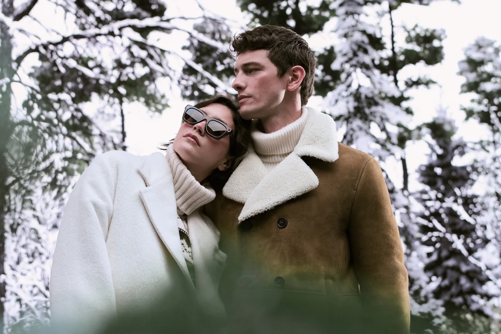 Un nuovo anno é una nuova scena.
Cambiano i mood, cambiano i set, cambia il modo di raccontare le collezioni.
Noi lavoriamo sull’immagine scegliendo ogni volta il linguaggio giusto per il progetto!
❄️
Client: @isaia
Production: @santangelostudios
Product & Creative director: @damianobiella
Art director: Angelo Civetta
Ph: @mastrogiovanni_gerardo
Digital: Andrea Iardino
Production coordinator: @desireecaputi8
#santangelostudios #isaia #sartorialbrand