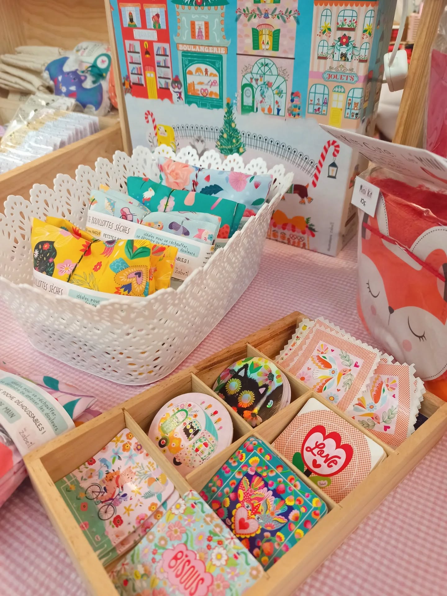 🍿Bien installée au @popcorn__market pour 2 jours! 🤗
Retrouvez nous 61 rue de la gare avec des stands de créatrices de talent, des ateliers, un grand espace friperie et une buvette avec plein de gourmandises pour se faire plaisir. 🤩
°°°
10h-18h aujourd'hui et demain 😉
°°°
#niort #igersniort #popcornmarket #creation #art #illustration #couleurs #bijoux #stickers #tasses #mugs #papeterie #noel #cadeaux