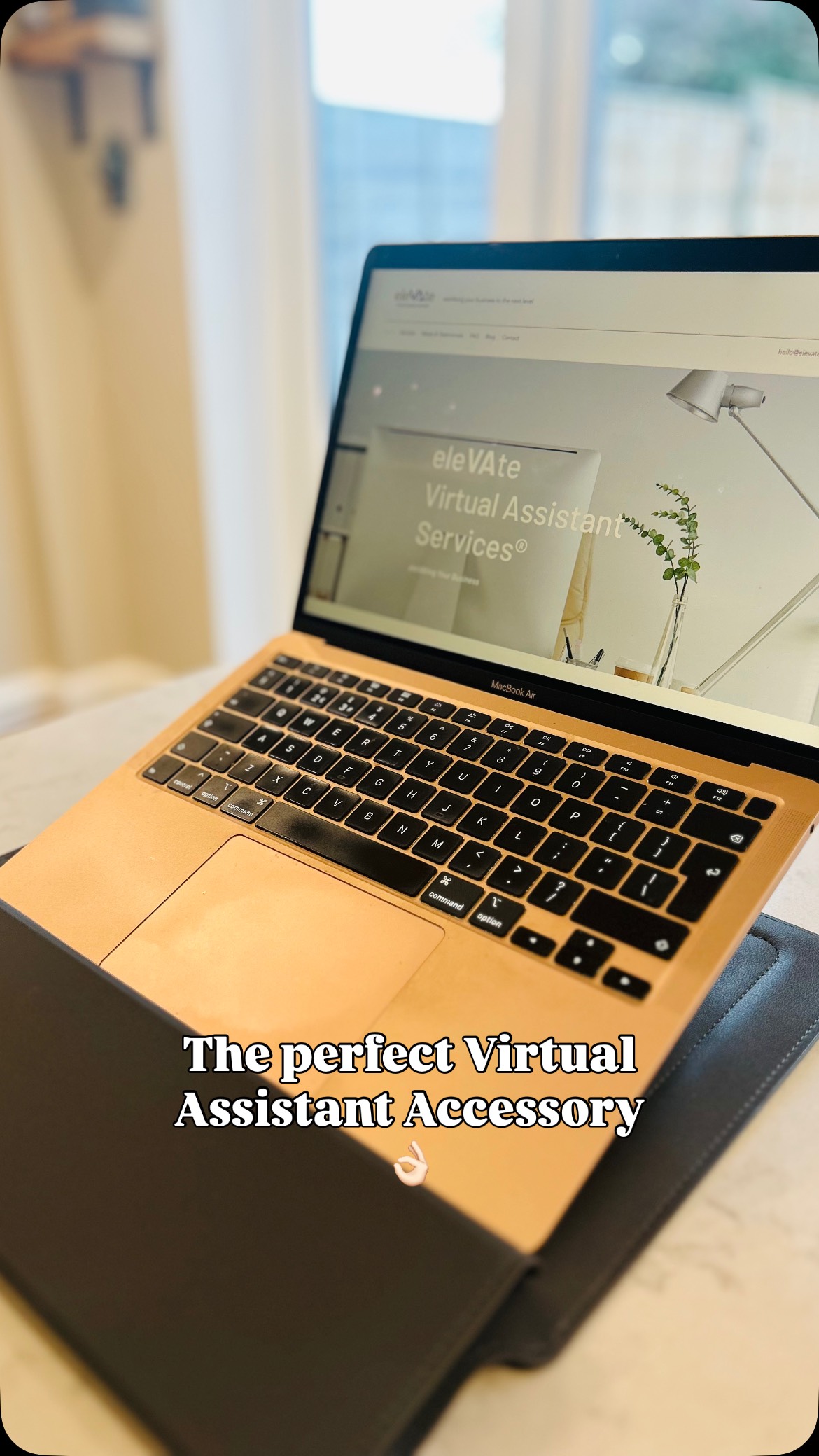 I couldn’t stop myself from showing off this brilliant gift I received yesterday from one of my regular clients! 👩💻
Absolutely love this 2 in 1 laptop sleeve/stand which has been designed (satisfyingly by a female founder) behind the German brand @meine_studios. 🙌🏻
Perfect for working on the move, co-working (or if you’re like me, of course you’re going to find me perched at a table, working in one of the local coffee shops around town!)
Anyone else get excited about aesthetically pleasing and practical gifts like this?! 💁♀️
Huge thanks to @jnhcoaching for knowing exactly what I didn’t know I needed…but what is certainly a great addition to my VA accessory kit! ✨
(P.s this is not an ad, just wanted to share!)
#virtualassistantlife #ukvirtualassistant #giftideas #femaleentrepreneurlife #clientappreciation