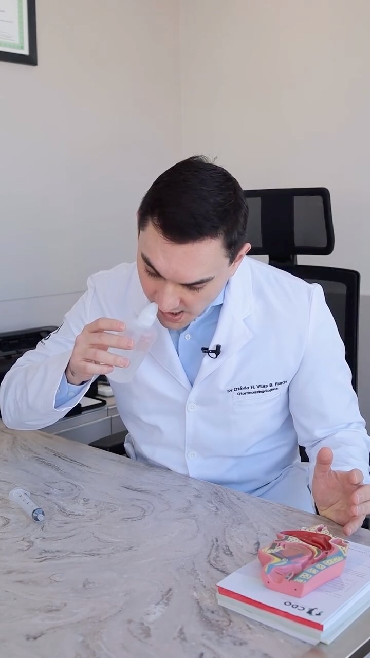 Se for usar a garrafinha, faça assim
• Incline a cabeça para baixo
• Mantenha a boca aberta
• Respire apenas pela boca
• Encoste a ponta na fossa nasal sem vedar totalmente
• Aperte devagar, sentindo o soro entrar sem pressão
Se for a primeira vez, faça ainda mais devagar.
E lembre que instrução adequada é fundamental. Procure sempre conteúdo de profissionais de saúde ou a orientação do seu médico. Evite seguir dicas aleatórias, porque lavagem mal feita pode causar problemas evitáveis.