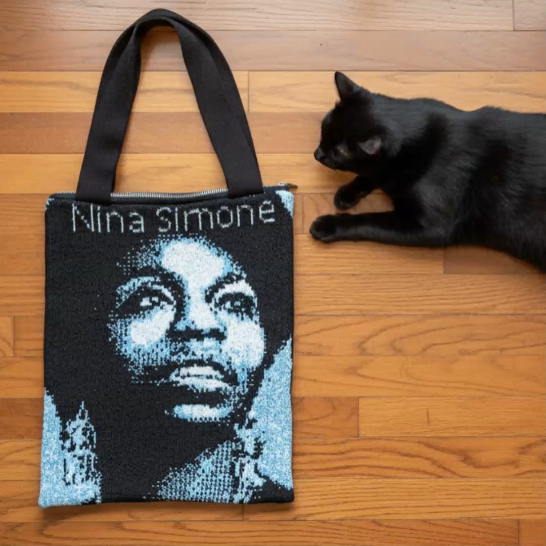 Because you're feeling good ! 🎶
Découvrez le SAC NINA SIMONE : l'hommage en tricot à votre idole musicale.
Nous créons pour vous des sacs uniques, personnalisés avec le portrait ou le logo de l'artiste qui vous fait vibrer. Idéal pour les amateurs de jazz, de soul et d'élégance.
✅ 100% personnalisé
✅ 100% fabriqué à Paris
✅ 100% style
👉 Consultez notre site-web pour la personnalisation des produits en jacquard et créez le vôtre : www.caligraphic.fr
#Caligraphic #SacPersonnalise #FanDeMusique #CadeauPersonnalisé #CadeauOriginal #MadeInFrance #TricotNumerique #NinaSimone #FaitàParis