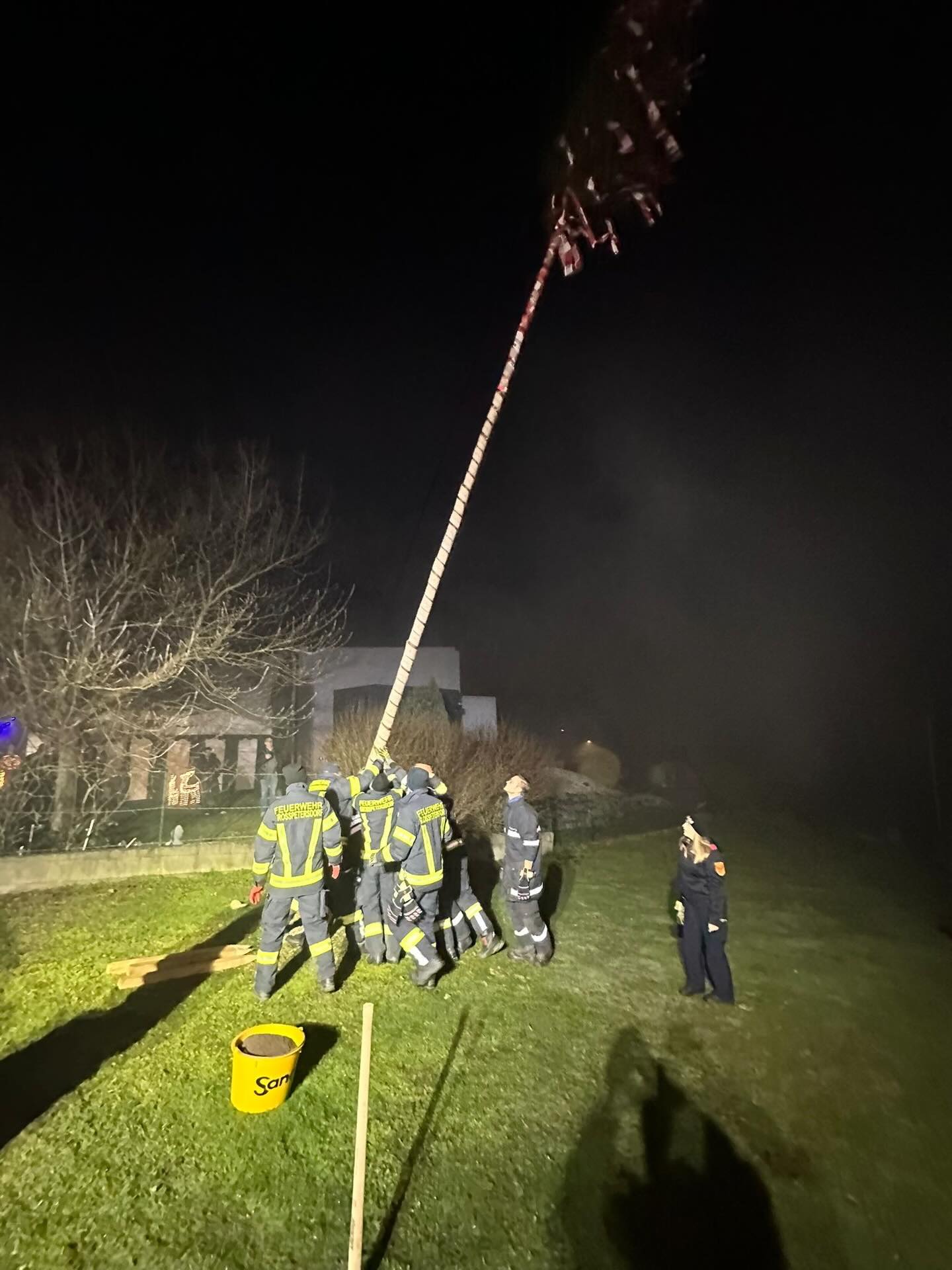 26.12.2025 – 50. Geburtstag von unserem Kameraden Markus Kalchbrenner! 👍🫡🔥
Die FF Großpetersdorf war zum „Tag der offenen Tür“ geladen und ließ es sich nicht nehmen, Markus zu seinem Ehrentag den „üblich Baum 🌳 aufzustellen“. Mit vereinten Kräften gelang es uns schließlich diesen (fast) gerade 🤣 auszurichten und Markus hatte sichtlich Freude an seinem Geschenk.
Alles Gute 🍀 lieber Markus zu Deinem 50. Geburtstag, Danke für Deinen Einsatz 🙏 und für Dein Engagement welches wir alle sehr zu schätzen wissen.
HAPPY BIRTHDAY – und übrigens: es war eine tolle Party 😊
© SJF