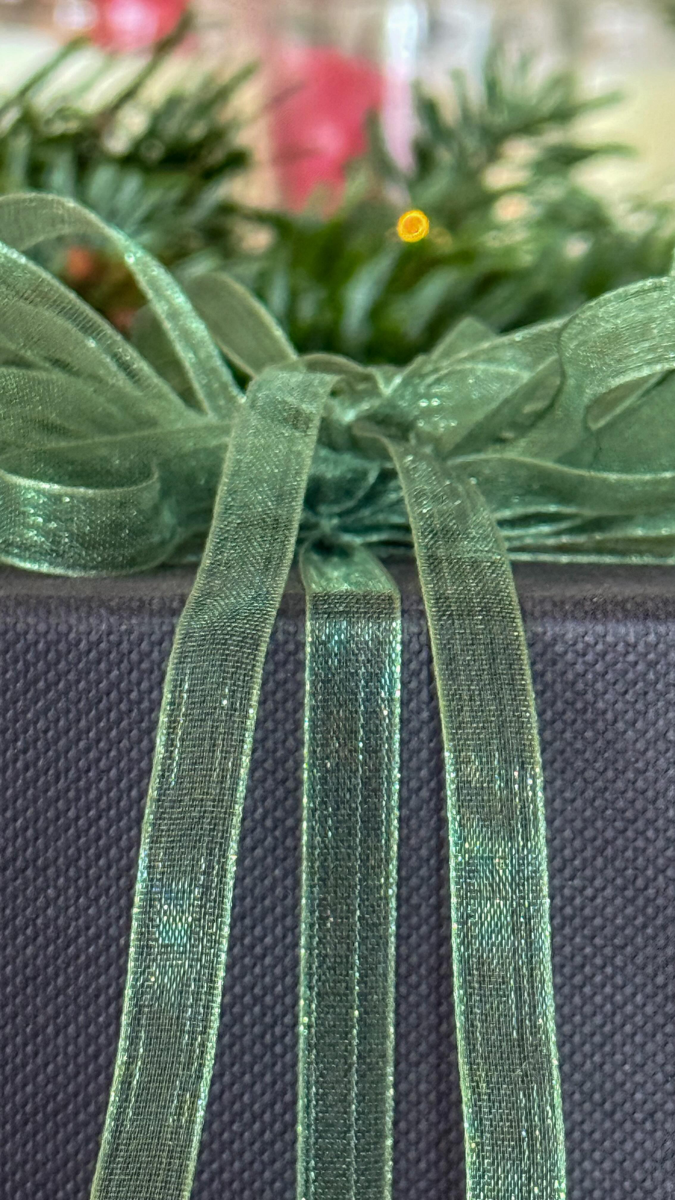 Die Freude des Schenkens
Ein Geschenk ist ein Moment – schlicht, schön, bedeutungsvoll. Es erzählt von Aufmerksamkeit und Zeit, von einem Gefühl, das bleibt. Ein Hauch von Luxus, der leise glänzt.
Diese Kerze – steht für die Freude des Schenkens. Für das warme Strahlen, das entsteht, wenn man etwas mit Herz gibt. Nicht, um zu beeindrucken, sondern um zu verbinden.
Echter Luxus liegt in der Geste, in der Eleganz des Einfachen, im Glanz eines Augenblicks, der sagt: _Das ist für dich._
**Lasst uns die Freude des Schenkens feiern!** 🎁✨
Teilt eure liebsten Geschenkideen und Momente der Großzügigkeit. Was bedeutet für euch der wahre Luxus des Schenkens? Kommentiert unten und lasst uns gemeinsam inspirieren! 💖
#arnacandles
#geschenckidee #geschenkfreude