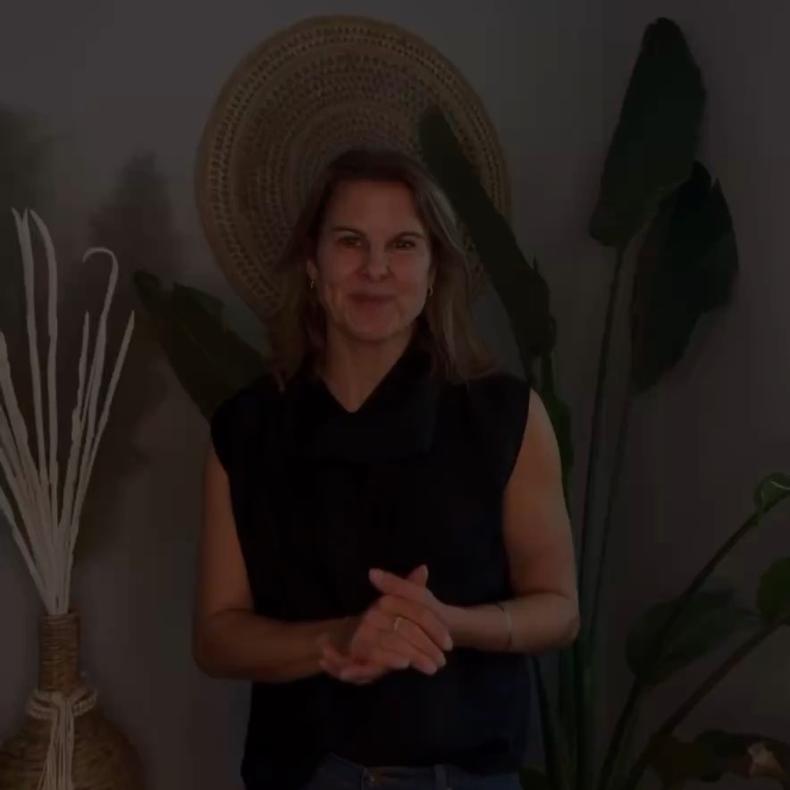 💮
Die 4-7-8 Atmung eignet sich besonders zur Entspannung bei Ein- oder Durchschlafproblemen sowie bei akutem Stress.
Nimm eine aufrechte und bequeme Haltung ein. Achte nun bewusst auf Deinen Atem. Du kannst dazu eine Hand auf den Bauch legen, um zu beobachten, wie er sich beim Atmen langsam hebt und senkt.
Atme vier Sekunden ein, halte den Atem für sieben Sekunden an und atme danach acht Sekunden lang aus. Die verlängerte Ausatmung beruhigt das vegetative Nervensystem. Sollte Dir hierbei schwindelig werden, verkürze die Intervalle entsprechend 🧘♀️.
#breathwork #atmung #gesunderSchlaf