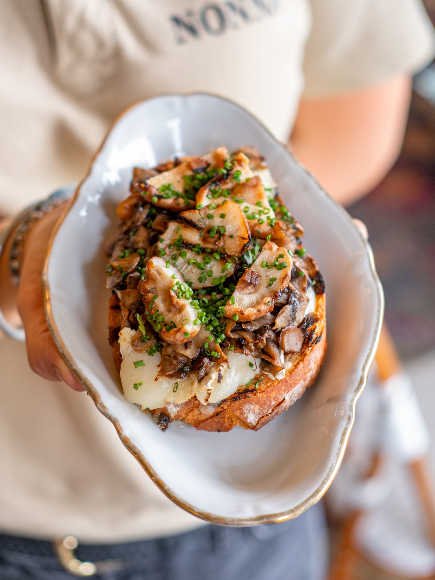 Quand le croustillant rencontre le fondant 🤌
Pain grillé, chèvre, champignons, miel, huile de noix et noix torréfiées.
La Bruschetta comme on l’aime 🥰.
~
𝑳𝒂 𝑵𝒐𝒏𝒏𝒂, 𝒗𝒐𝒕𝒓𝒆 𝒕𝒓𝒂𝒕𝒕𝒐𝒓𝒊𝒂 𝑺