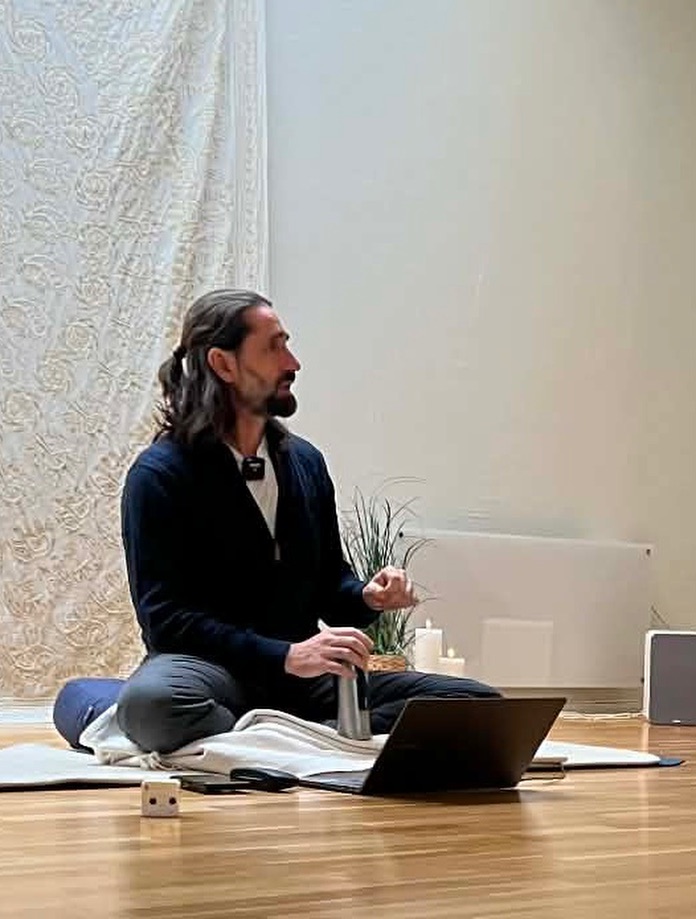 Årets Mindful Yoga Training med Jonathan Weber starter allerede i slutten av januar. Få plasser igjen! 💫 Gjør noe godt for deg selv i 2026 - bli med på dette fordypningskurset!🌟
Gjennom helgesamlinger der teori og praksis blir kombinert, får du en dypere forståelse av den tidløse visdommen fra buddhismen som berører mennesker over hele verden i dag. 🌎🕉️
Gjennom å praktisere tilstedeværelse, aksept og medfølelse får du en dypere kontakt med deg selv og større romslighet i møte med andre og verden omkring deg. Denne trainingen vil gi deg innsikter og opplevelser som du vil ha glede av både på yogamatten og i livet. 😇
Jonathan Weber har praktisert meditasjon siden han var i tenårene. I denne trainingen deler han sin kunnskap med deg om hvordan du gjennom å oppøve oppmerksomt nærvær - i yoga og i livet - kan påvirke kropp, sinn, hjerne og nervesystem for å redusere stress og smerte, og få økt livskvalitet og livsglede.🤗
https://www.osloyoga.no/mindful-yoga-training