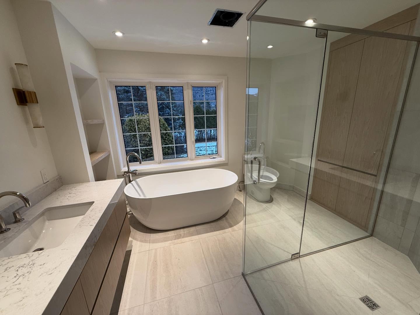 Superbe salle de bain terminé pour le projet Félix-Leclerc. On est bien heureux du résultat et beaux choix design par l’équipe de @murmur_interieurs