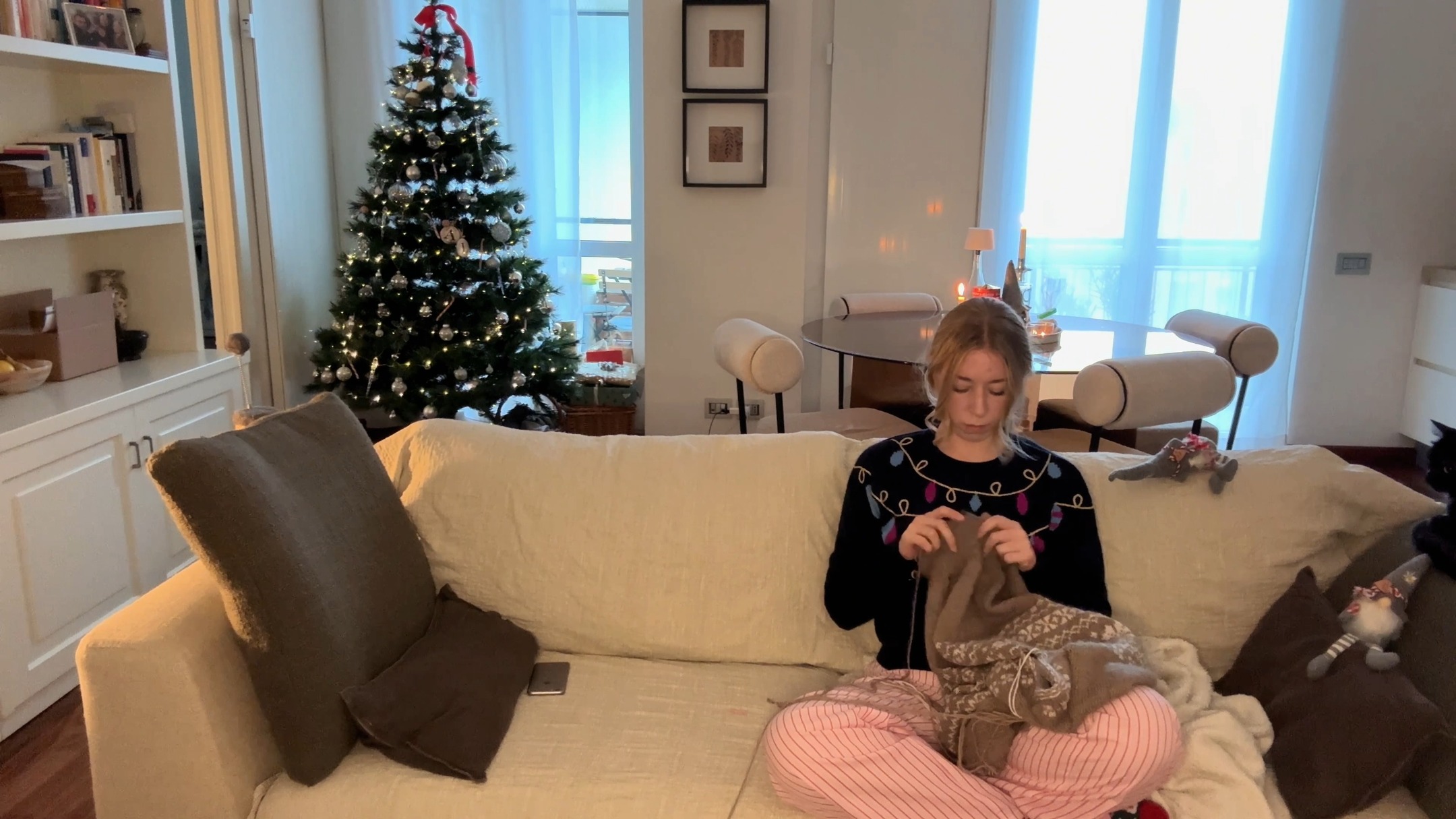 🌲 Me trying to avoid Christmas plans this year by telling people I'm busy...
Busy = knitting, or thinking about knitting... Obviously. 😂
#knittersofınstagram #knittinghumor #knitlife #christmasknitting #giftknitting