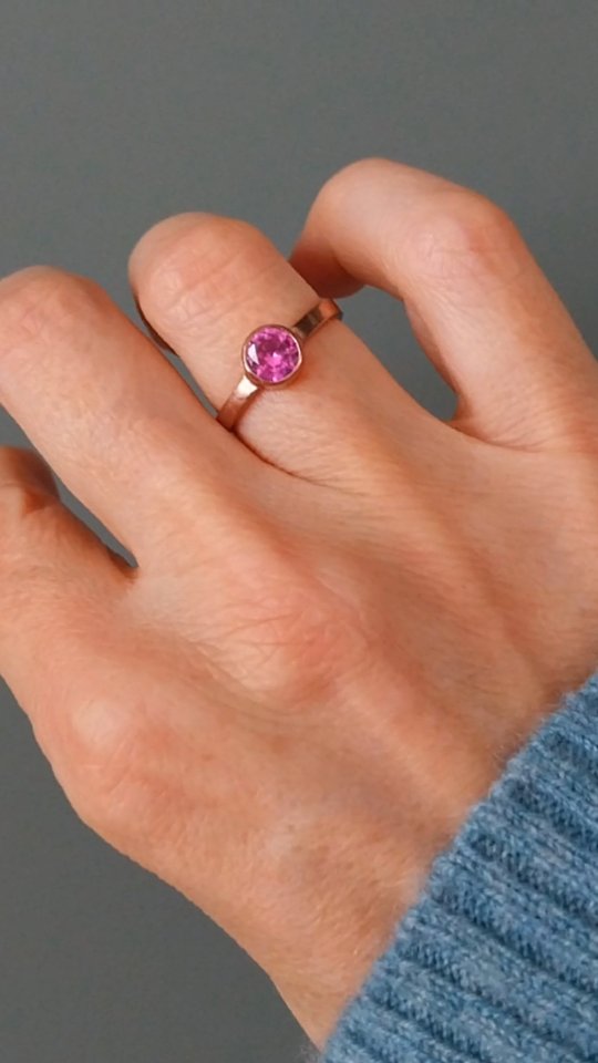 In mijn atelier in Kapellen ben je welkom
Om te voelen.
Te passen.
Te ontdekken.
En soms — heel onverwacht —
om verliefd te worden op een edelsteen.
Je hoeft niets te weten of te kiezen.
Alleen te komen kijken
en te voelen wat bij je past.
#goudsmid
#tijdloosjuweel
#ambachtelijkjuweel
#handgemaakt
#duurzaamgoud