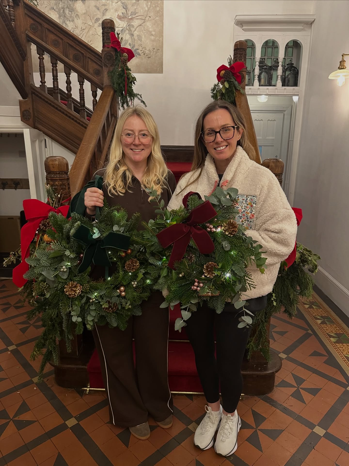 Lovely festive and fun workshop at @alchemiseyoga yesterday. A room full of lovely and grateful people enjoying together- including not one but two males -Yey!
🌲
We are on the countdown and are now on our last day of wreath workshops - which is very exciting as my back is breaking ! The 2 swag workshops later in the week and house decorating begins.
#christmaswreathworkshops #menmakewreaths #festiveseason