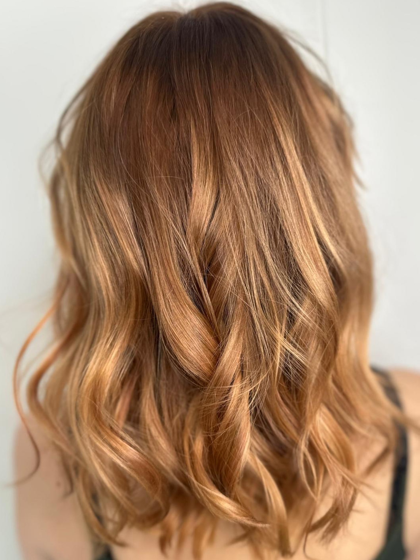 Kupfer trifft Caramel ✨
Ein harmonisches Farbspiel aus warmen Kupfer- und Carameltönen, kreiert von Janine. Diese Kombination verleiht Tiefe, Dimension und eine elegante Wärme, die besonders in der kühleren Jahreszeit perfekt zur Geltung kommt.
Ob natürliche Veränderung oder frisches Upgrade, mit der richtigen Farbtechnik entsteht ein Look, der zu deinem Typ passt und lange Freude macht.
Jetzt Termin sichern und mehr entdecken unter 👉 www.blackandwhite.ch
#CopperHair #BalayageZürich #BlackAndWhiteHairstyling