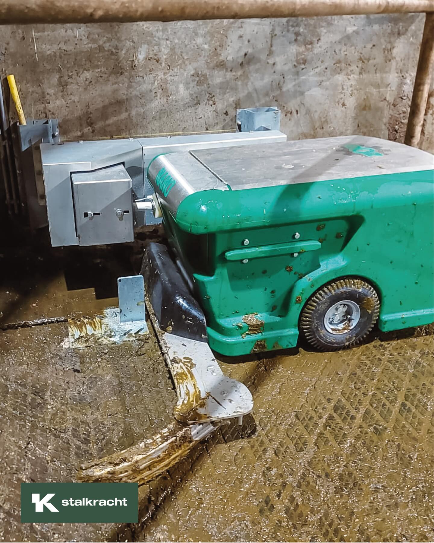 Afleveringen in de spotlight! ✨
📍 Staphorst – montage van een JOZ Nano mestrobot
📍 Wyns & Vegelinsoord – 2× JOZ Moov 2Pro voeraanschuifrobots afgeleverd
Trots op alle mooie afleveringen en een mooie afsluiting van het jaar, waarin we samen met onze klanten weer stappen hebben gezet richting verdere automatisering op de bedrijven!
•
•
#afleveringenindespotlight #eindevanhetjaar #mooieafsluiting #joz #mestrobot #voeraanschuifrobot #automatisering #melkveehouderij #innovatieindestal #trotsoponswerk #boerentechniek @joz_homeofthecleanstable