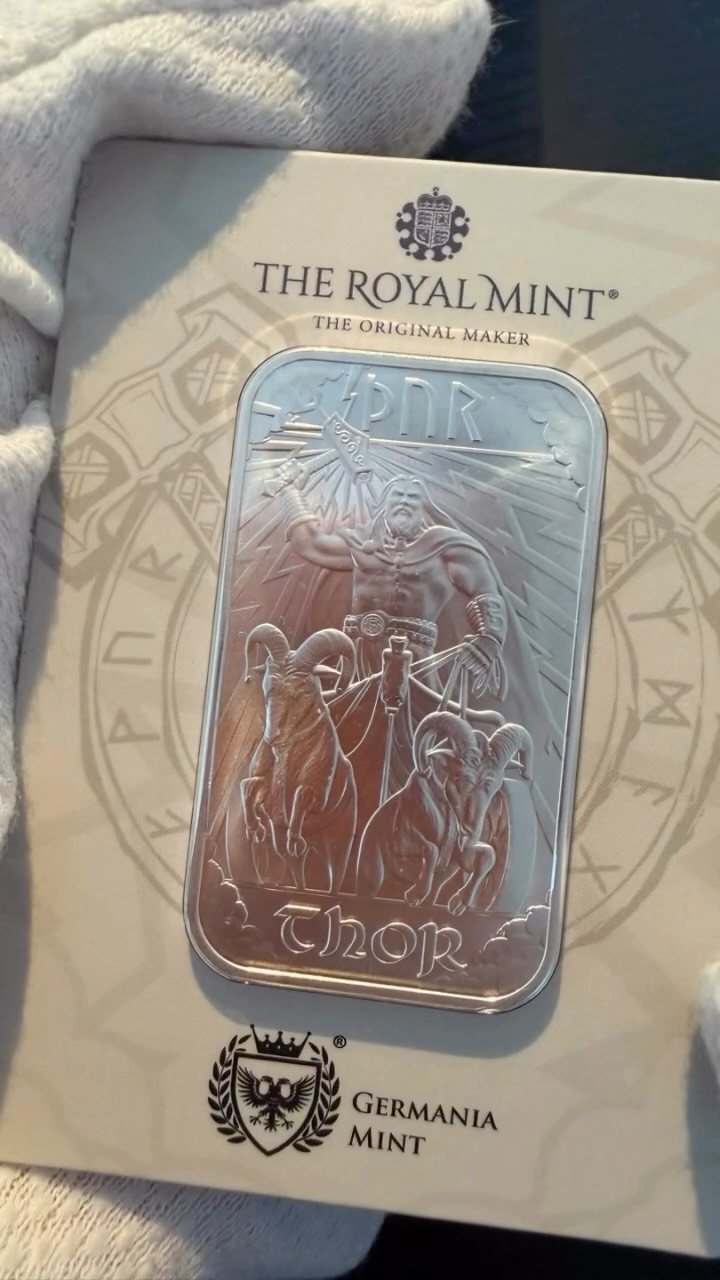 ⚡️ THOR ist da — als 1oz Silberbarren aus der Collab Germania Mint x Royal Mint.
Wenn du auf Nordic/Viking-Vibes stehst und gleichzeitig echtes, physisches Silber in der Hand haben willst: Das Ding knallt einfach.
🪙 Was genau ist das?
Ein 1 Unze (31,1g) Silberbarren mit Motiv (THOR) — physisch, greifbar, kein Papierprodukt.
Ideal für Sammler, Stacker oder einfach als geiles Geschenk für jemanden, der Mythologie feiert.
🔥 Warum der Hype?
Detailreiches Motiv, wirkt live nochmal stärker als auf Fotos
Perfekt als „Pocket Piece“ / Vitrinenstück
Wer die Serie sammelt: THOR ist ein Must-have
✅ Verfügbarkeit im Shop
Du bekommst den THOR 1oz Silberbarren direkt bei uns im Shop:
➡️ goldsilverstuff.com
👉 Link in Bio (oder du tippst den Link direkt oben ein)
💳 Zahlung
Vorkasse
oder alternativ Krypto 🧾
🚚 Versand / Lieferzeit
Je nach Menge in der Regel 1–3 Werktage.
⚔️ Wichtig für Sammler:
Neben THOR sind ODIN und LOKI ebenfalls als 1oz Silberbarren verfügbar.
Wenn du die Trio-Combo willst: lieber nicht zu lange warten.
📌 Schreib in die Kommentare: Team THOR, ODIN oder LOKI? 👇
Hinweis: Keine Anlage- oder Finanzberatung, keine Kaufempfehlung – nur Produktinfo/Entertainment.
#silber #silberbarren #germaniaMint #royalmint #vikingstyle