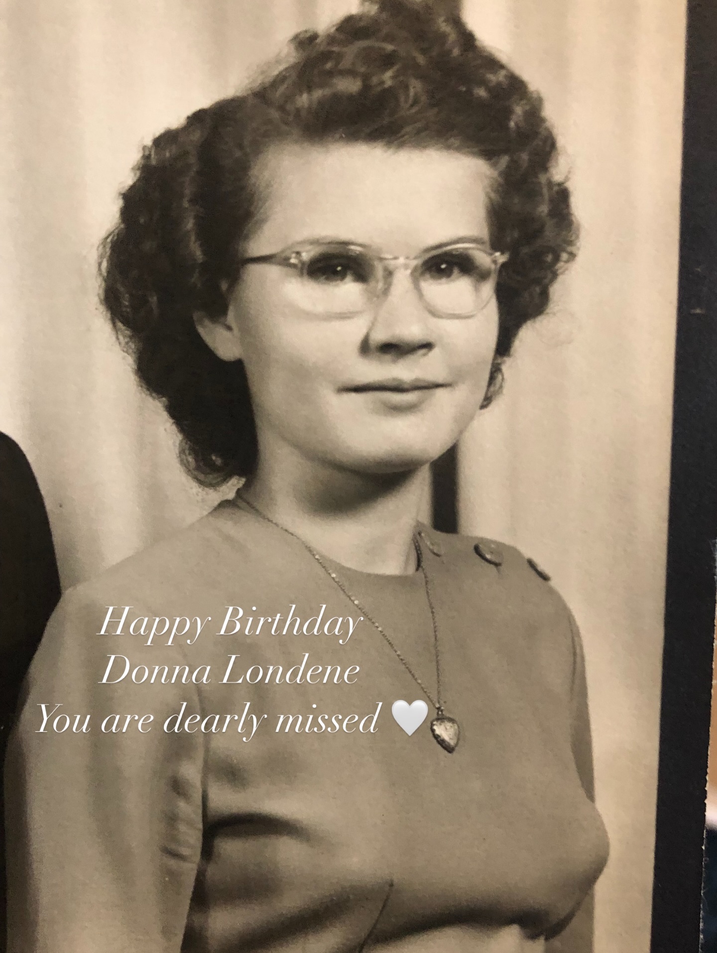 Raise a glass with us as we toast to Donna, a loving wife, mother, and grandmother. 🥂💛
Donna was the kind of person who makes a house feel like home: steady love, warm laughter, open arms, and the quiet strength that holds a family together. Today we celebrate her heart, her legacy, and the countless little moments that meant everything.
Here’s to Donna, and to the love she’s poured into everyone lucky enough to know her. Cheers. 🕯️✨