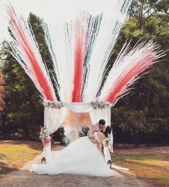 Et leur coeur fît 🎉
Un feu d'artifice de jour à Fondat ? Pourquoi pas !
Nos mariés A&D l'ont rêvé. @artifi_ciel_pyrotechnie l'a fait.
A deux pas de la forêt des Landes, les feux d'artifices privés nocturnes ou de jour sont très encadrés.
C'est la préfécture qui dresse les autorisatons et interdictions selon les saisons et la force des feux d'artifice. Mais pas d'inquiétude, c'est votre prestataire de feux d'artifice qui déclarera pour vous votre spectacle le cas échéant et s'occupera de tout!
Nous vous indiquerons sur place à Fondat, les panoramas les plus jolis et les plus sûrs pour pouvoir en profiter.
Nous ferons toujours ce qui est possible pour voir concrétiser les plus grands désirs de nos clients.
#pyrotechnie #feuxdartifice #fumigènemariage #fumigènecouleur #mariagelandes #feuxdartificemariage #chateaumariage #mariagequitaine #colorfullwedding #pinkwedding #pinkfrenchwedding #domainemariage #mariagegironde #mairagesudouest #bestfrenchwedding #decadentwedding