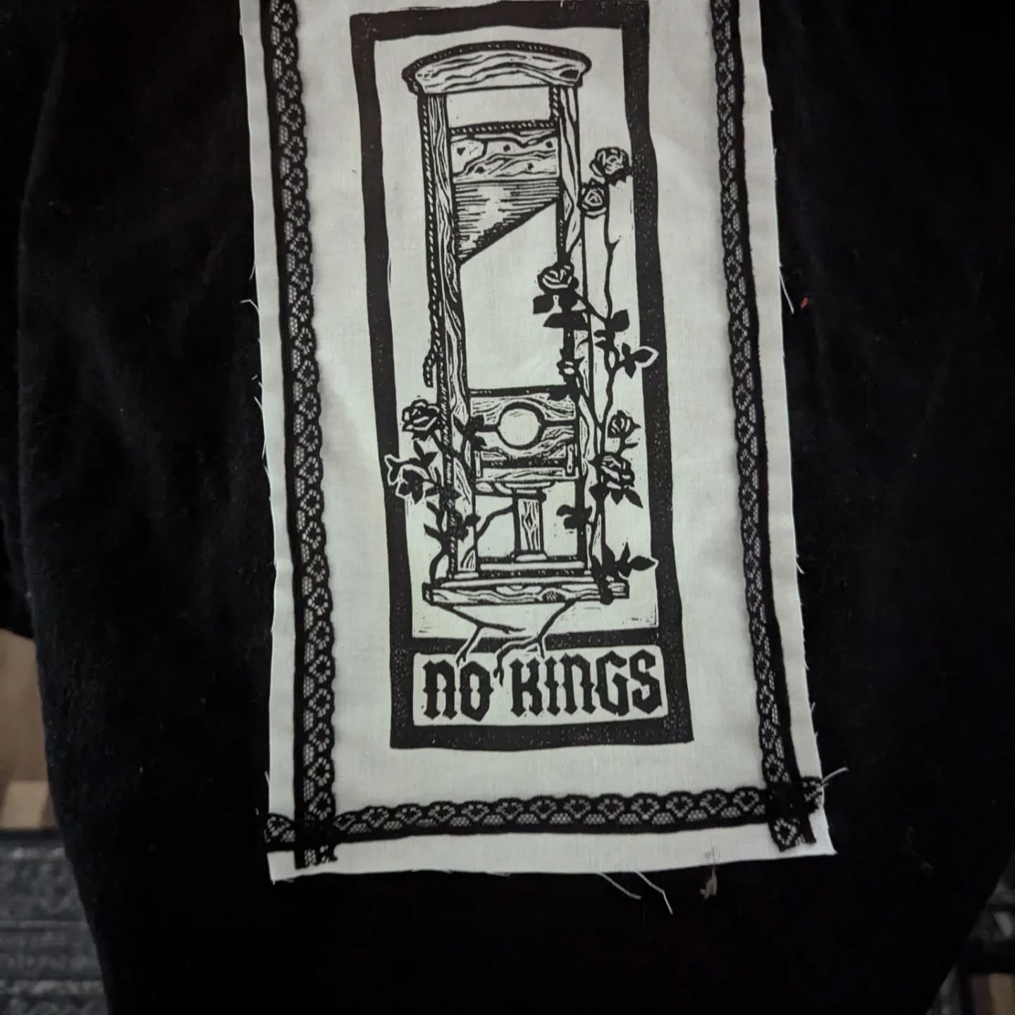 House jacket, first attempt at the zero waste pattern, quilted. So Cozy. Lace recycled from the beautiful packaging of @dirtbag666shop (I had to have a tooth fairy sweater 🦷).
Is this your guillotine art? I bought this patch from a printer on IG awhile ago, but try as I might I can not locate them. Please help me if you know them or tag yourself if this artwork is yours! 🖤
.
.
.
#altfashion #altart #altstyle #wearableart #thriftflip #handmade #seattle #pnw #diynotdie #diy #handmade #darkart #punk #nokings
